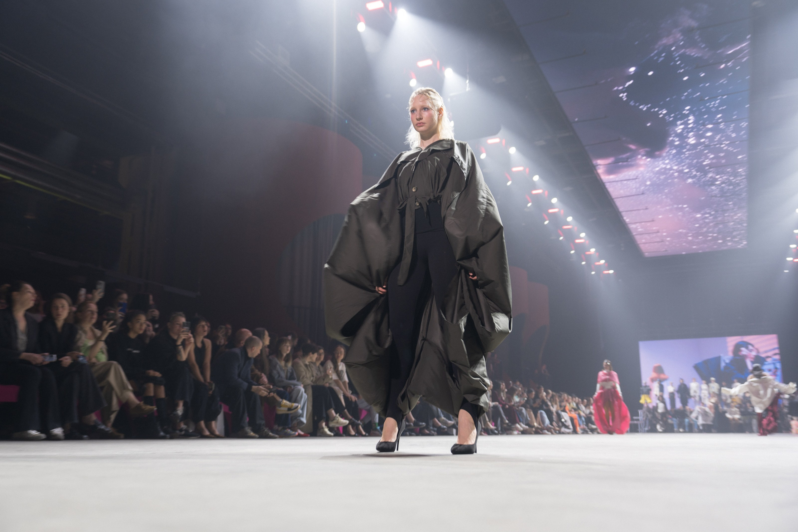 Показ Школы дизайна НИУ ВШЭ. Фотограф Николай Прокофьев модельные тесты в Москве