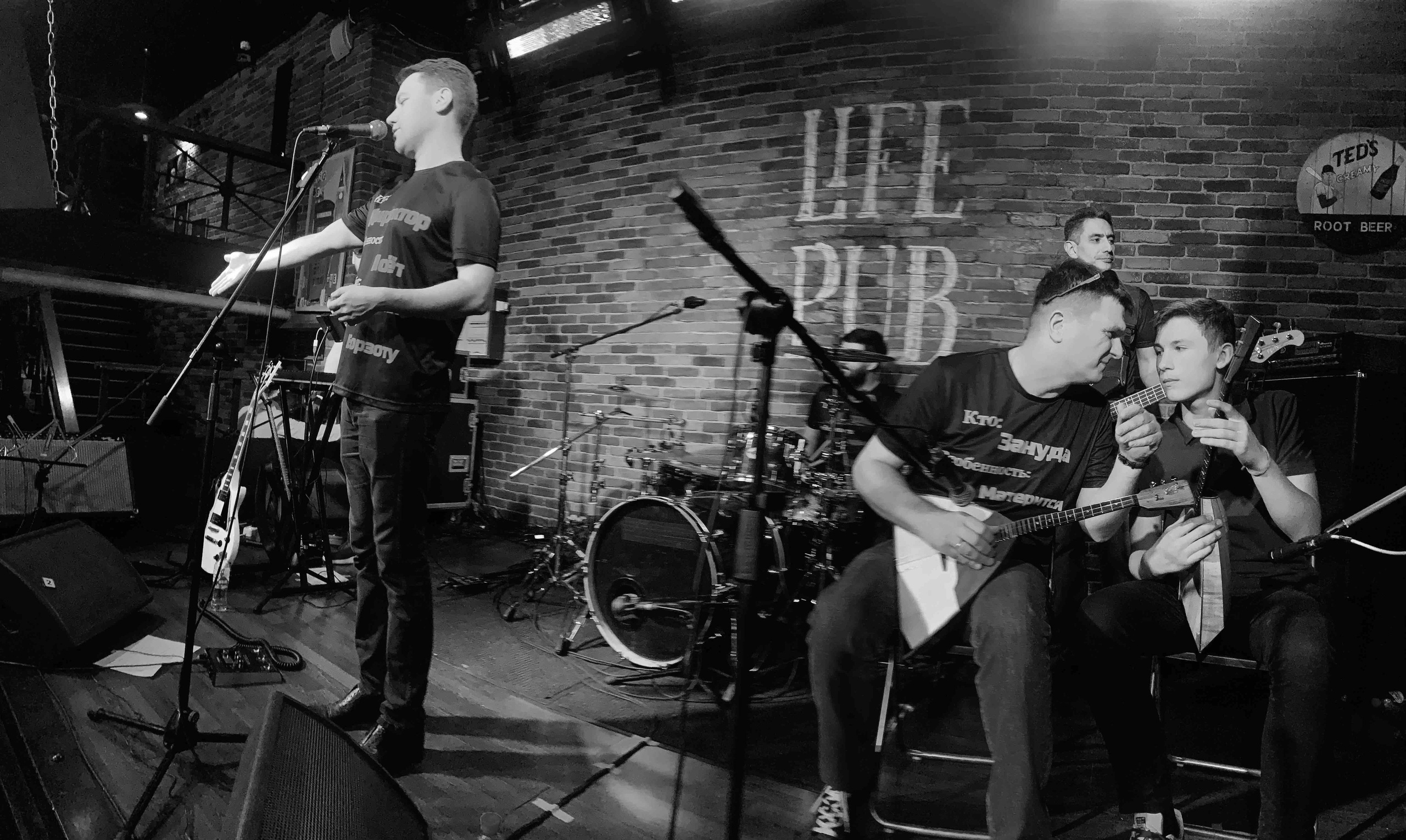 LifePub 16.03.2022. Московская кавер-группа BankBand