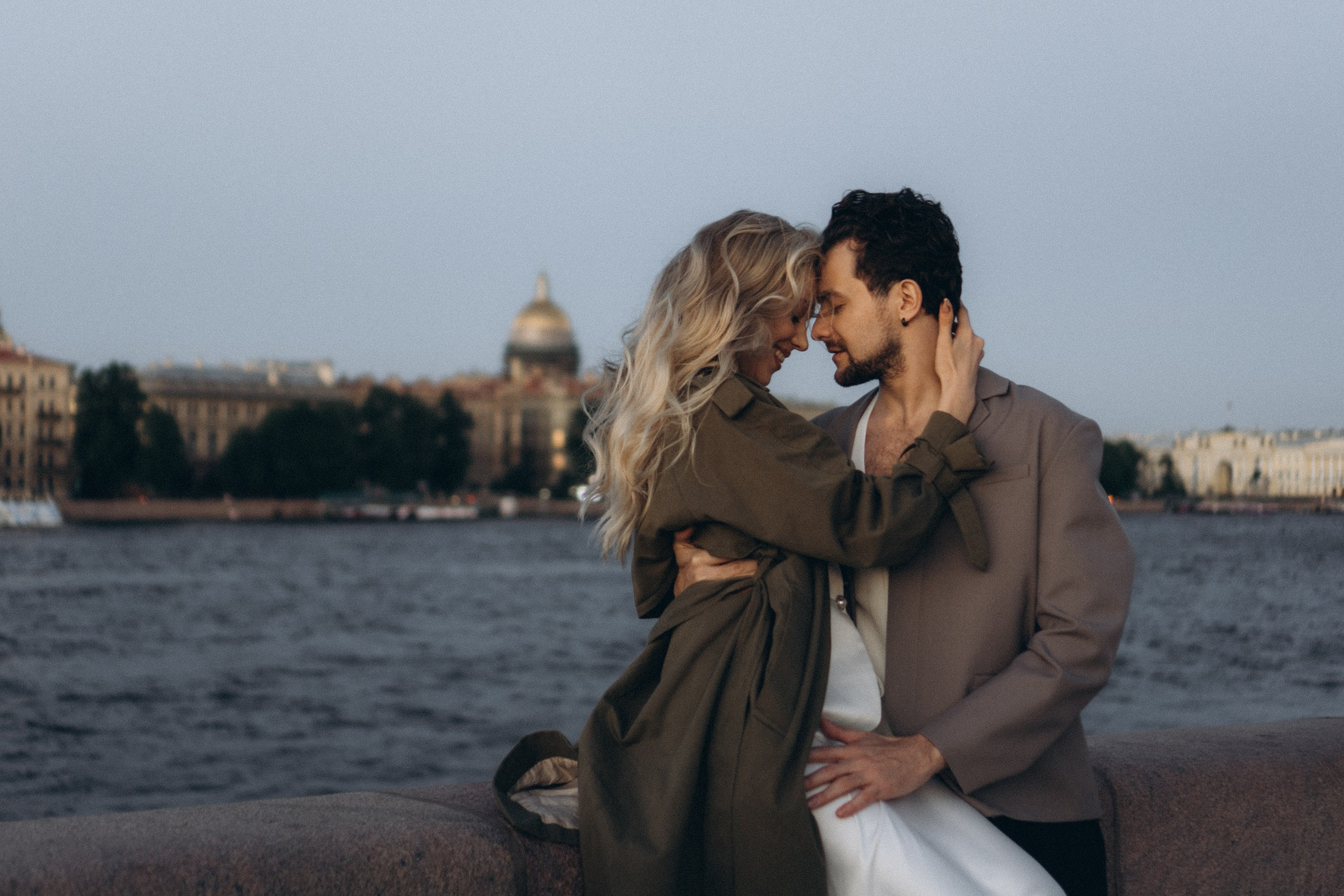 СВАДЕБНАЯ СЬЕМКА ПАРЫ НА РАССВЕТЕ В БЕЛЫЕ НОЧИ И ПРОГУЛКА С РАЗВОДНЫМИ МОСТАМИ И ПИКНИК ВОЗЛЕ ИСАКИЕВСКОГО СОБОРА. Профессиональный фотограф, Санкт-Петербург — Виктория Богомолова