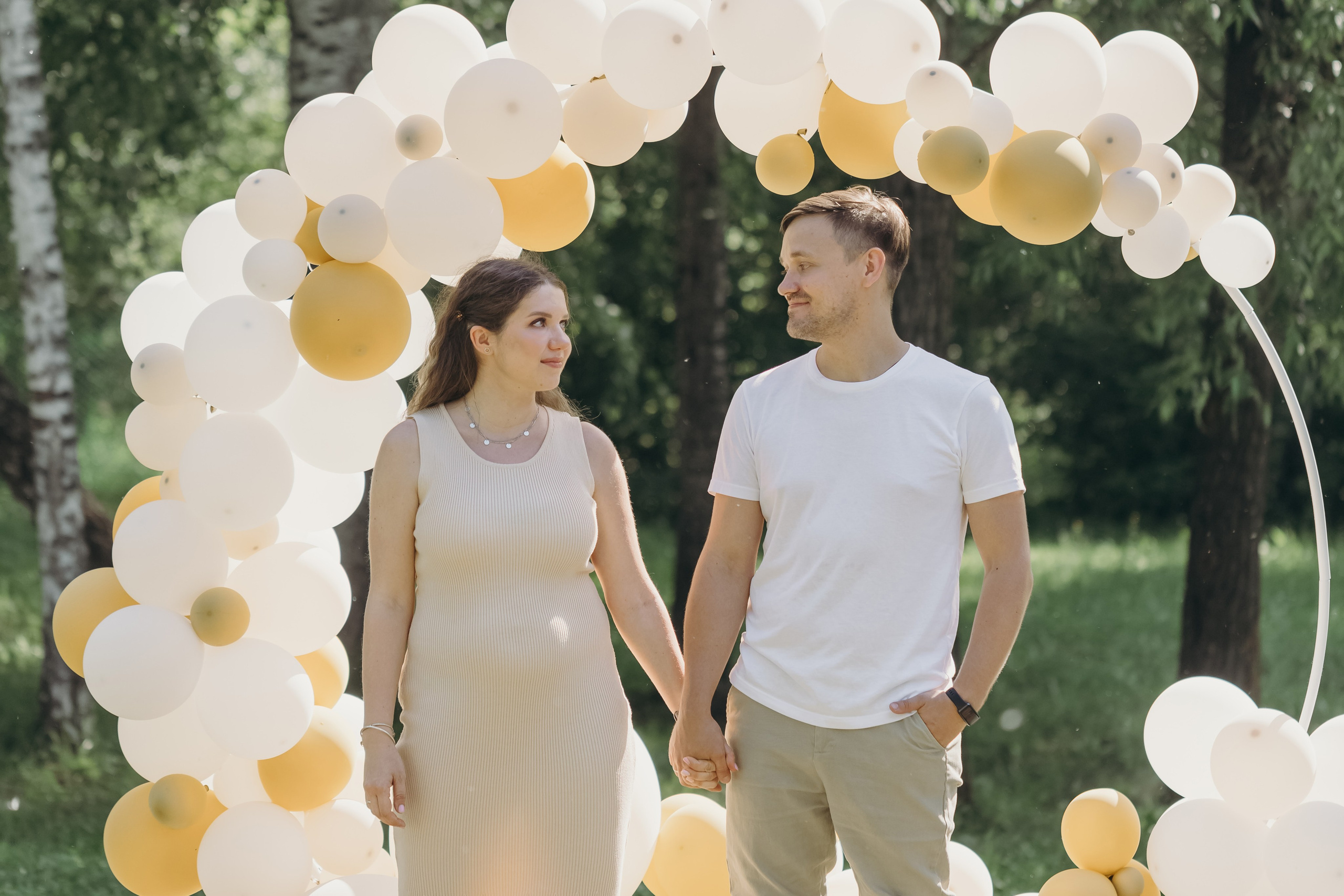 Беременная женщина и ее муж ожидают объявления результат гендер-пати на фоне с шариками