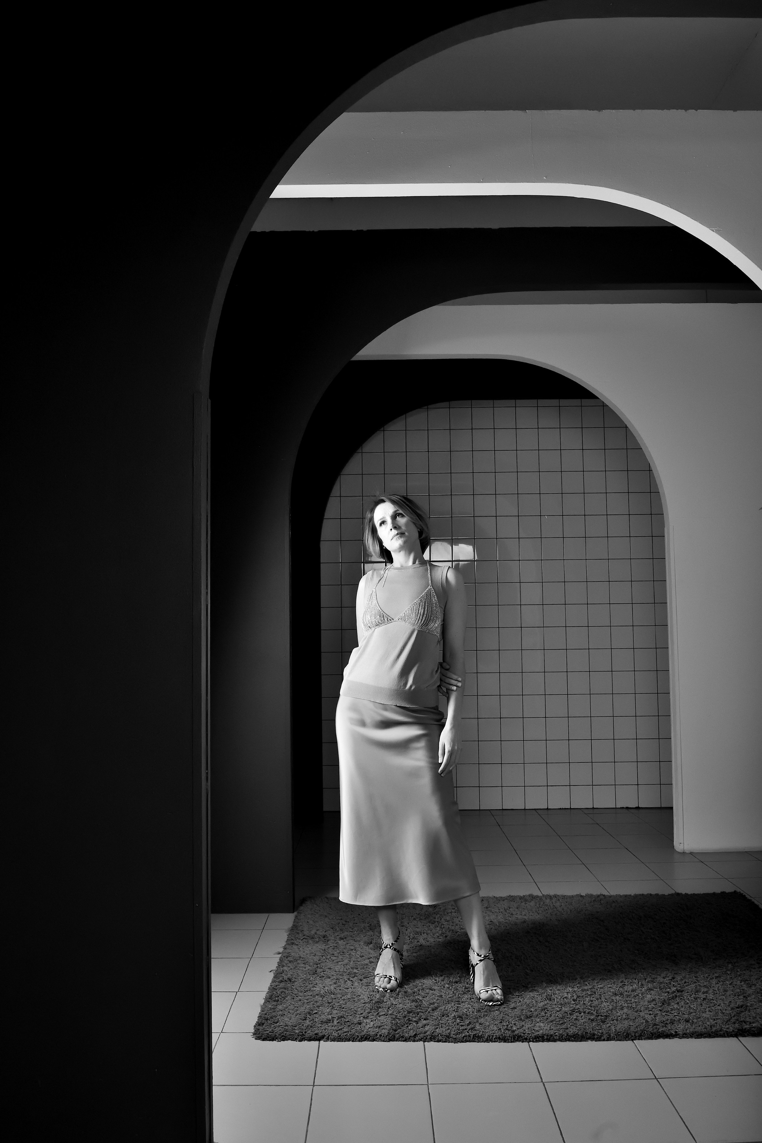 Портрет девушки на фоне арки в фотостудии.