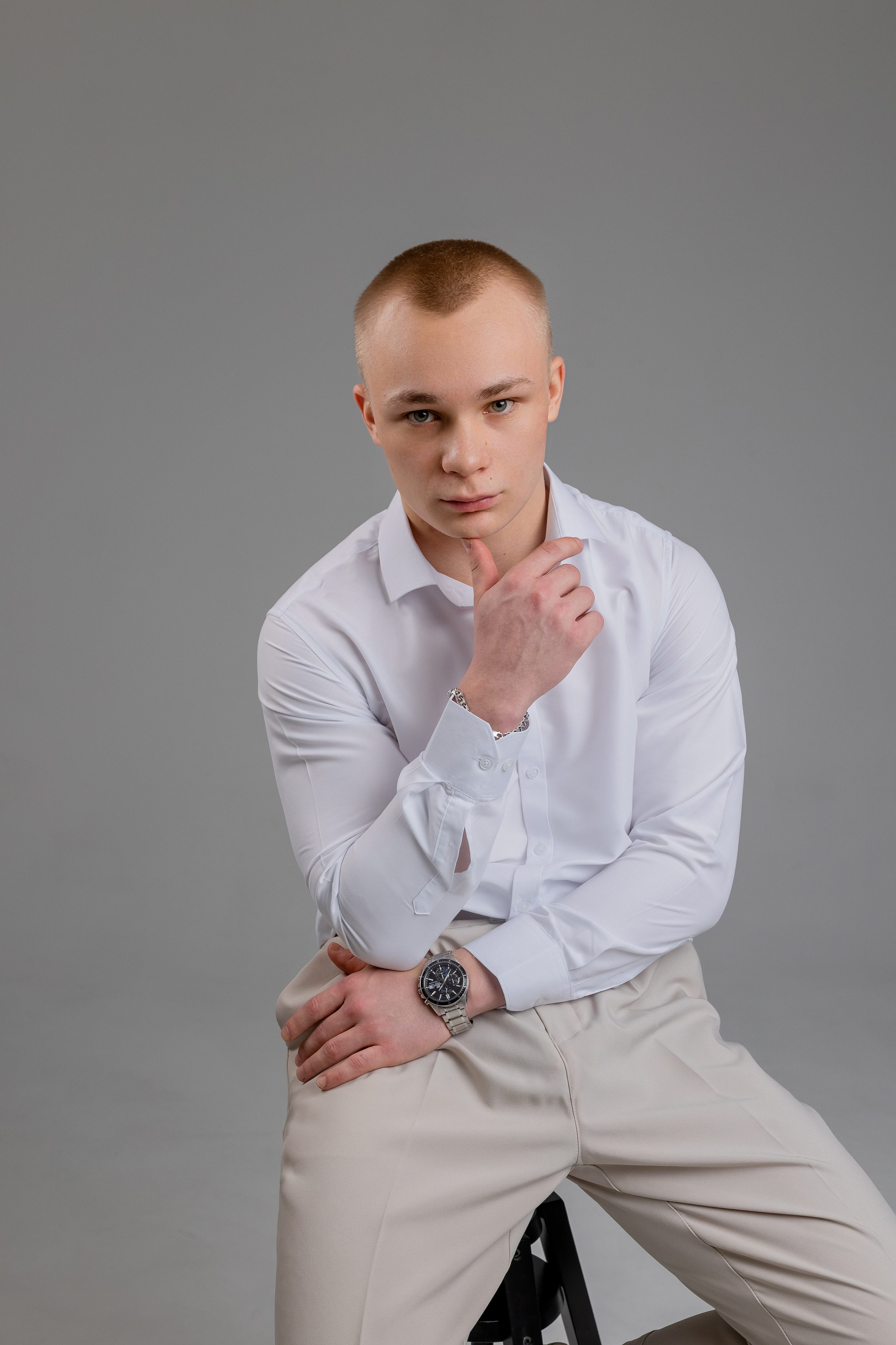 выпускник в белой рубашке