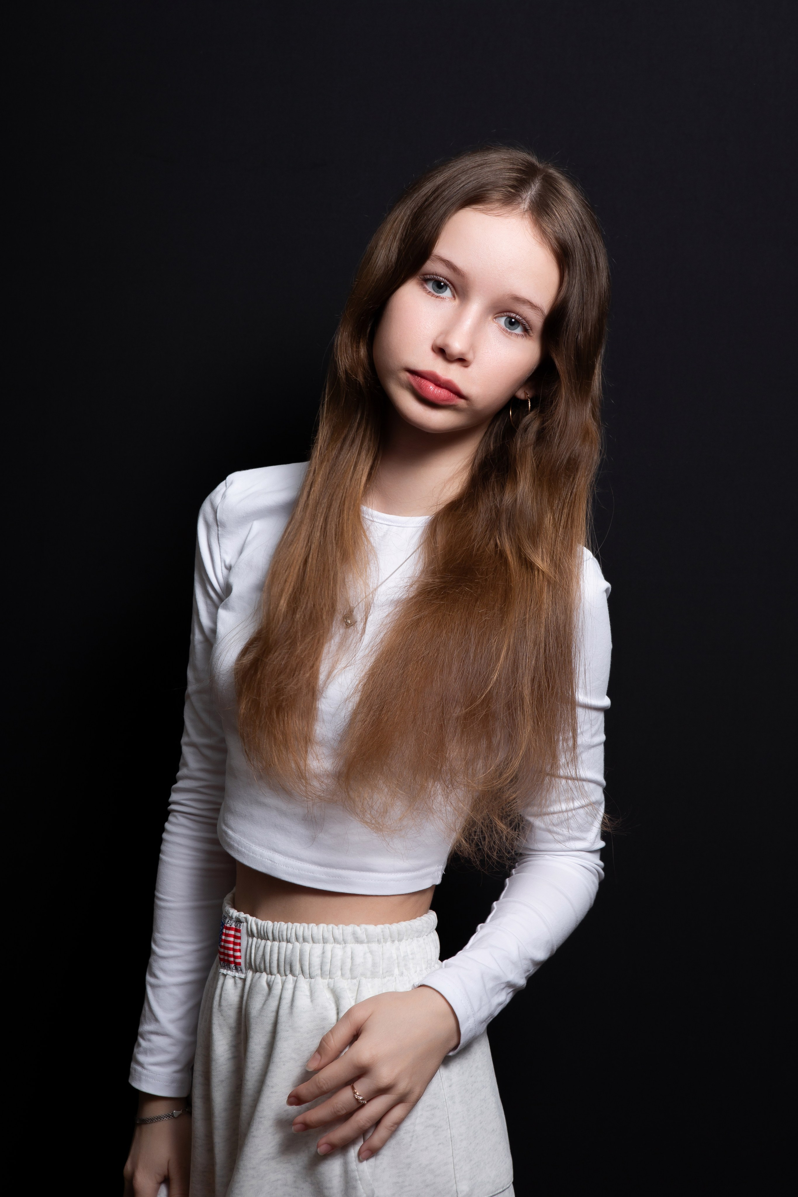 Портретная фотосессия для учеников 9 класса на чёрном фоне | Школьный фотограф Николай Богатырёв | Твой альбом / Твои правила. ТВОЙ АЛЬБОМ / ТВОИ ПРАВИЛА