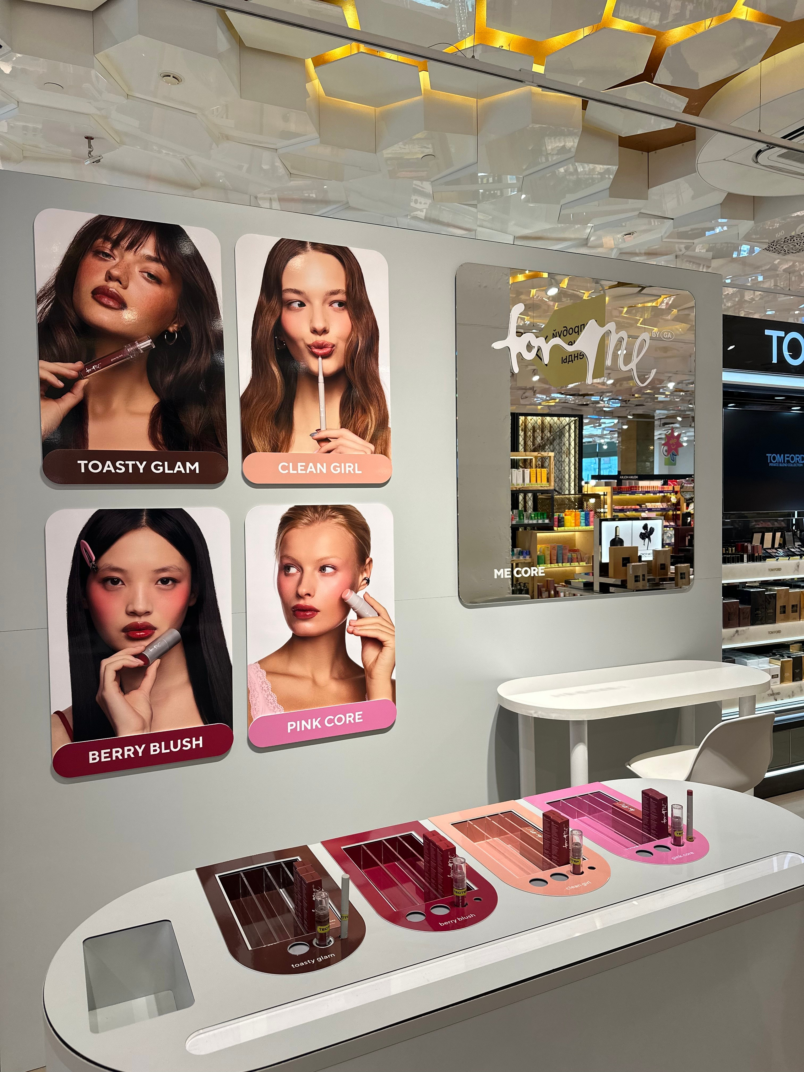 FOR ME pop-up golden apple. Nadezhda Diskant is a Moscow and Saint Petersburg based photographer