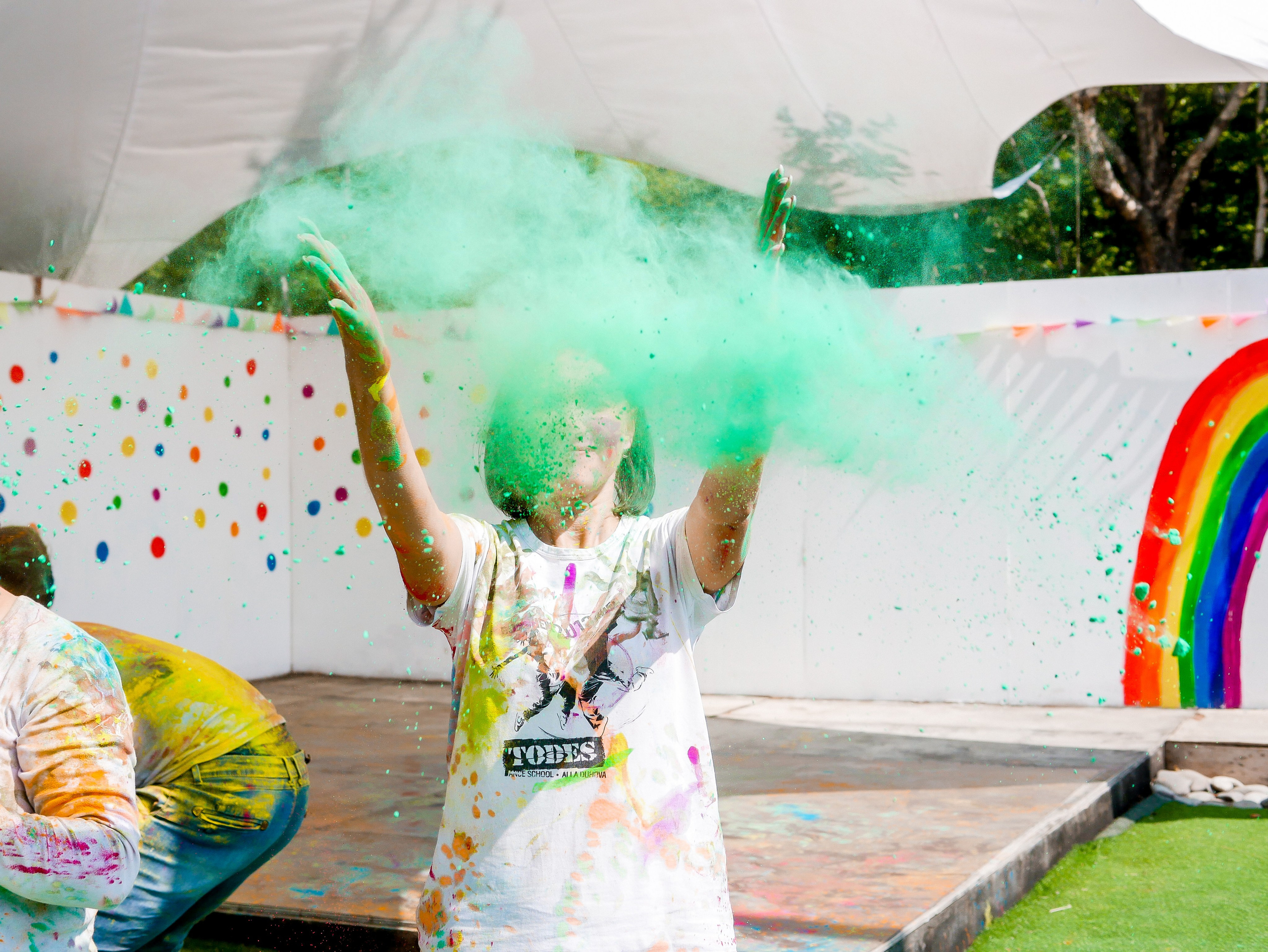 Корпоратив на природе с красками Холли. Фотограф Диана Воробьева Нижний Новгород