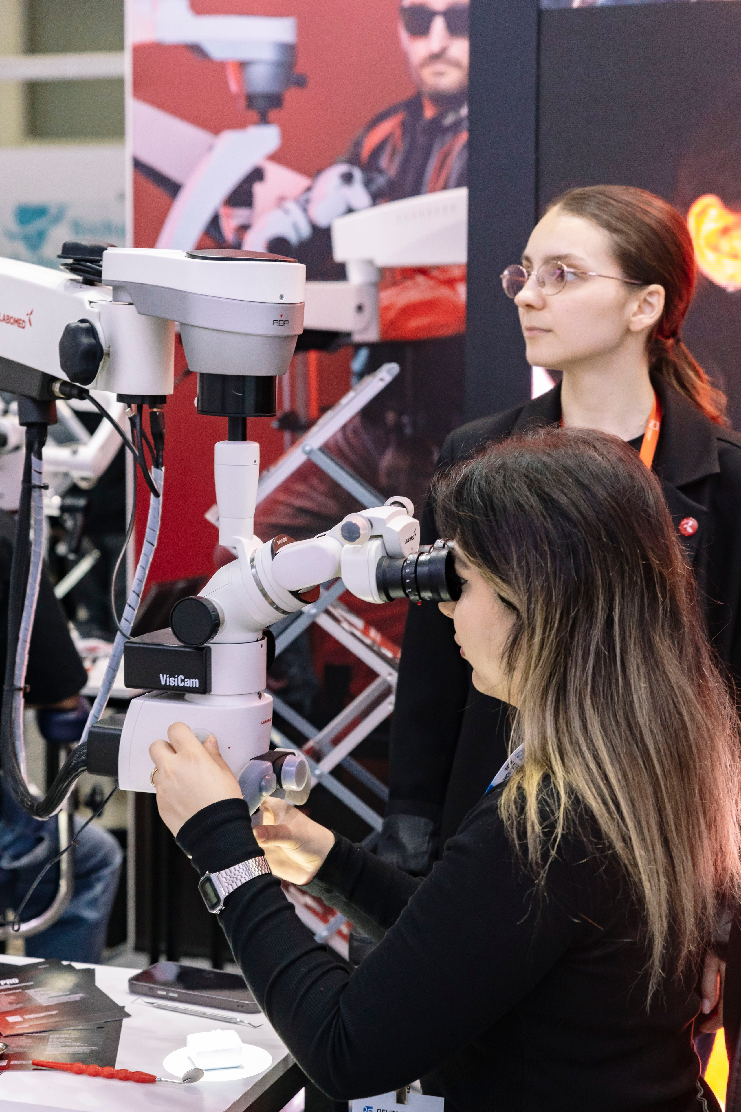 Стоматологическая выставка Dental Salon 2026. Профессиональный фотограф в Москве | Заказать фотосессию и съемку