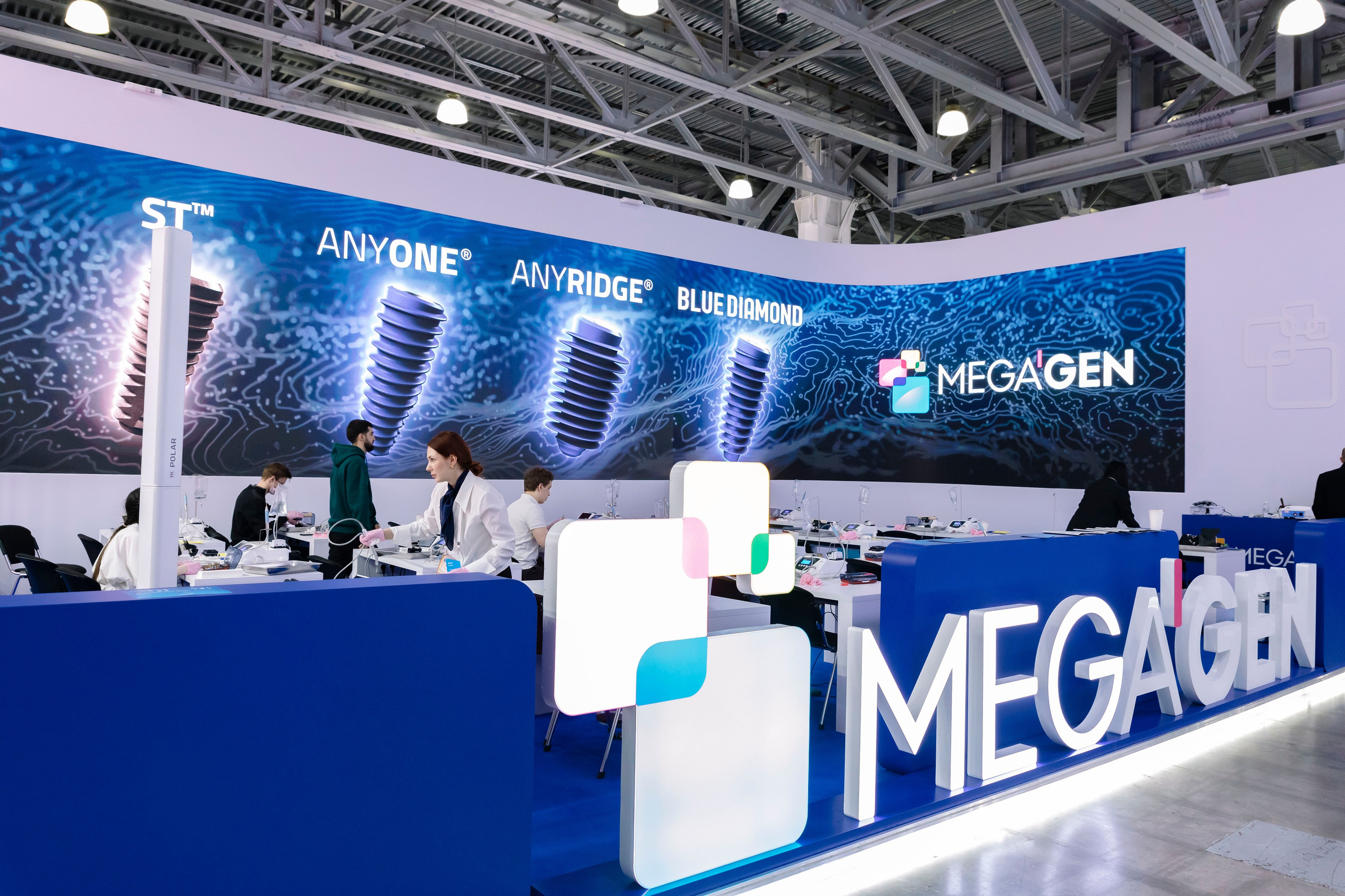 Стоматологическая выставка Dental Salon 2026. Профессиональный фотограф в Москве | Заказать фотосессию и съемку