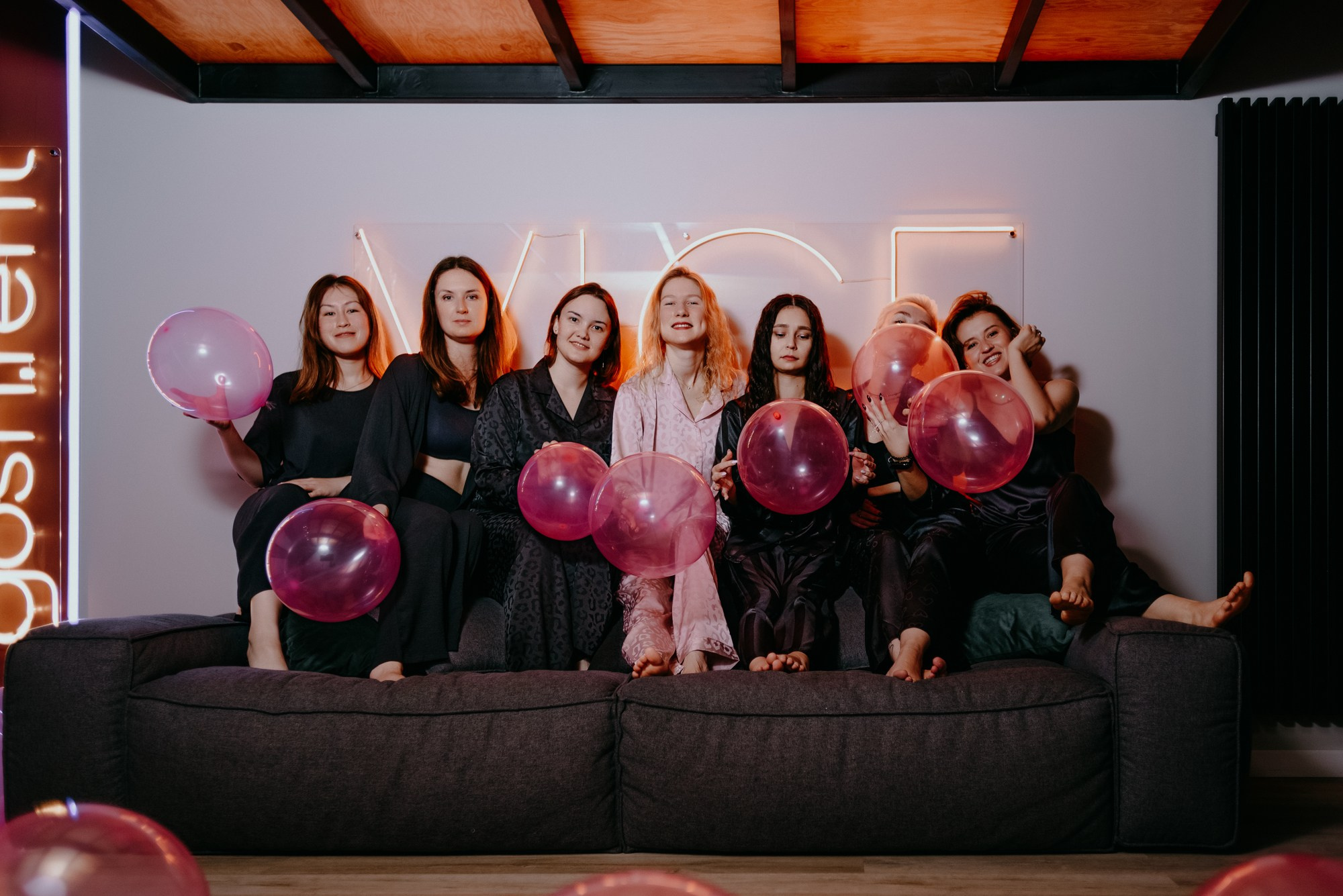 Репортажная съемка вечеринки, живые эмоции и смех, Тюмень