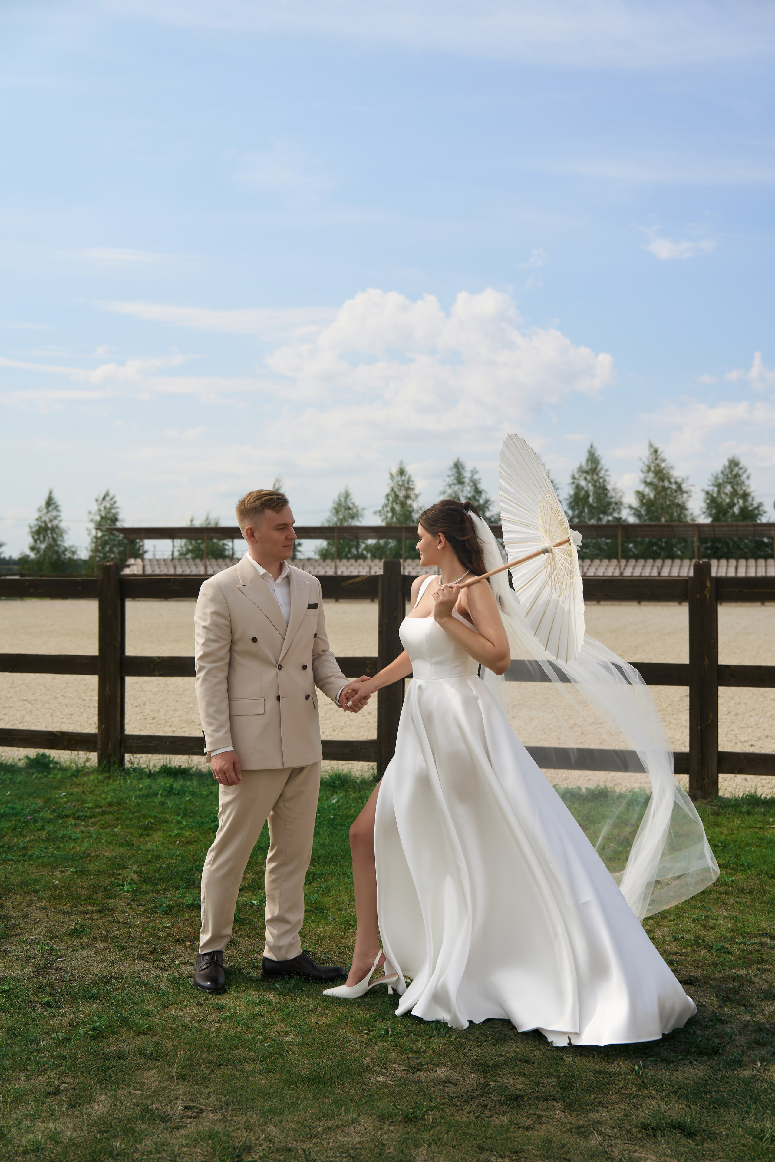 Свадебная фотосессия в «Гермесе» с белым моно-декором. Свадебный и коммерческий фотограф |Саратов Москва|