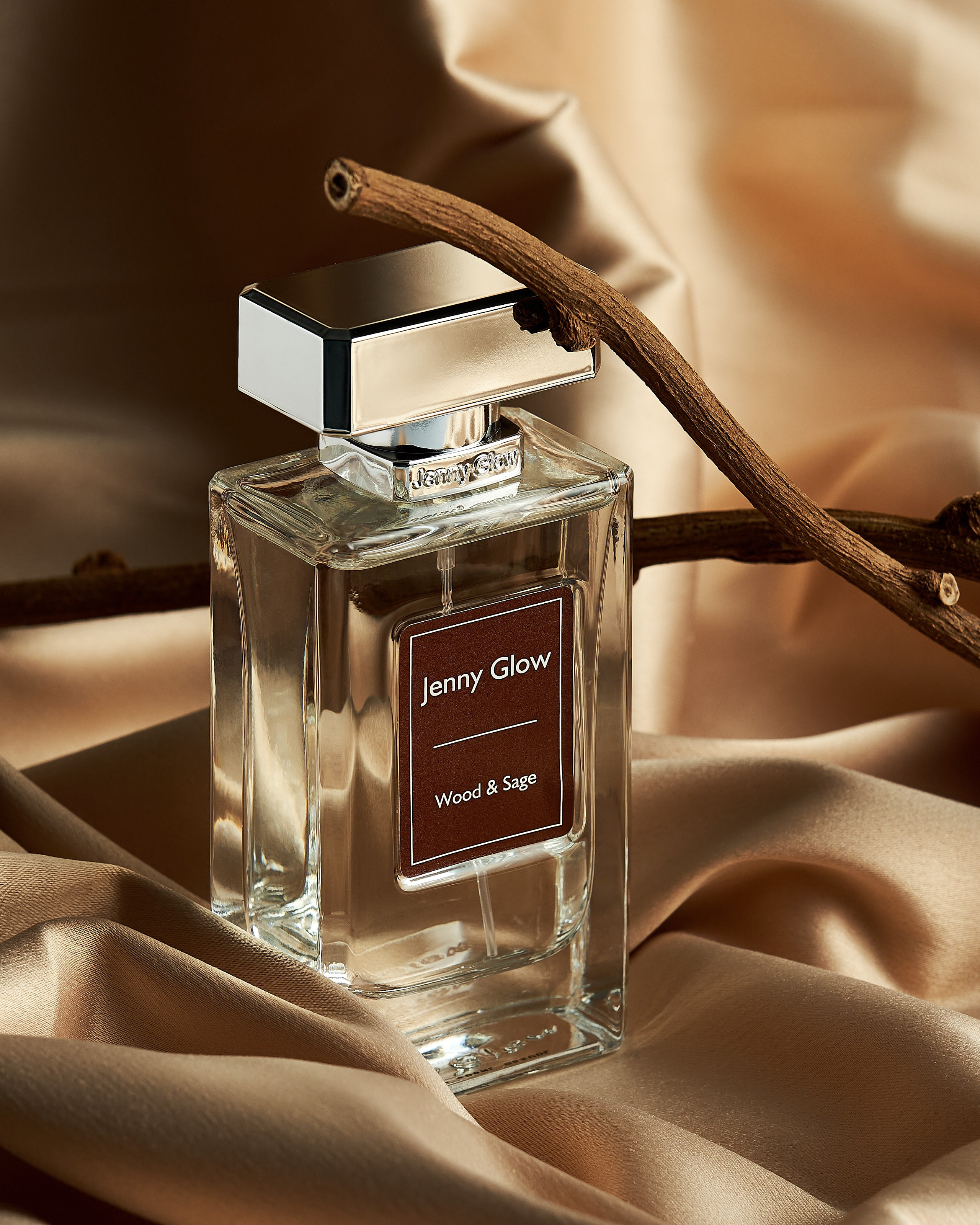 Флакон парфюма Jerry Glory на атласной ткани с веткой корицы