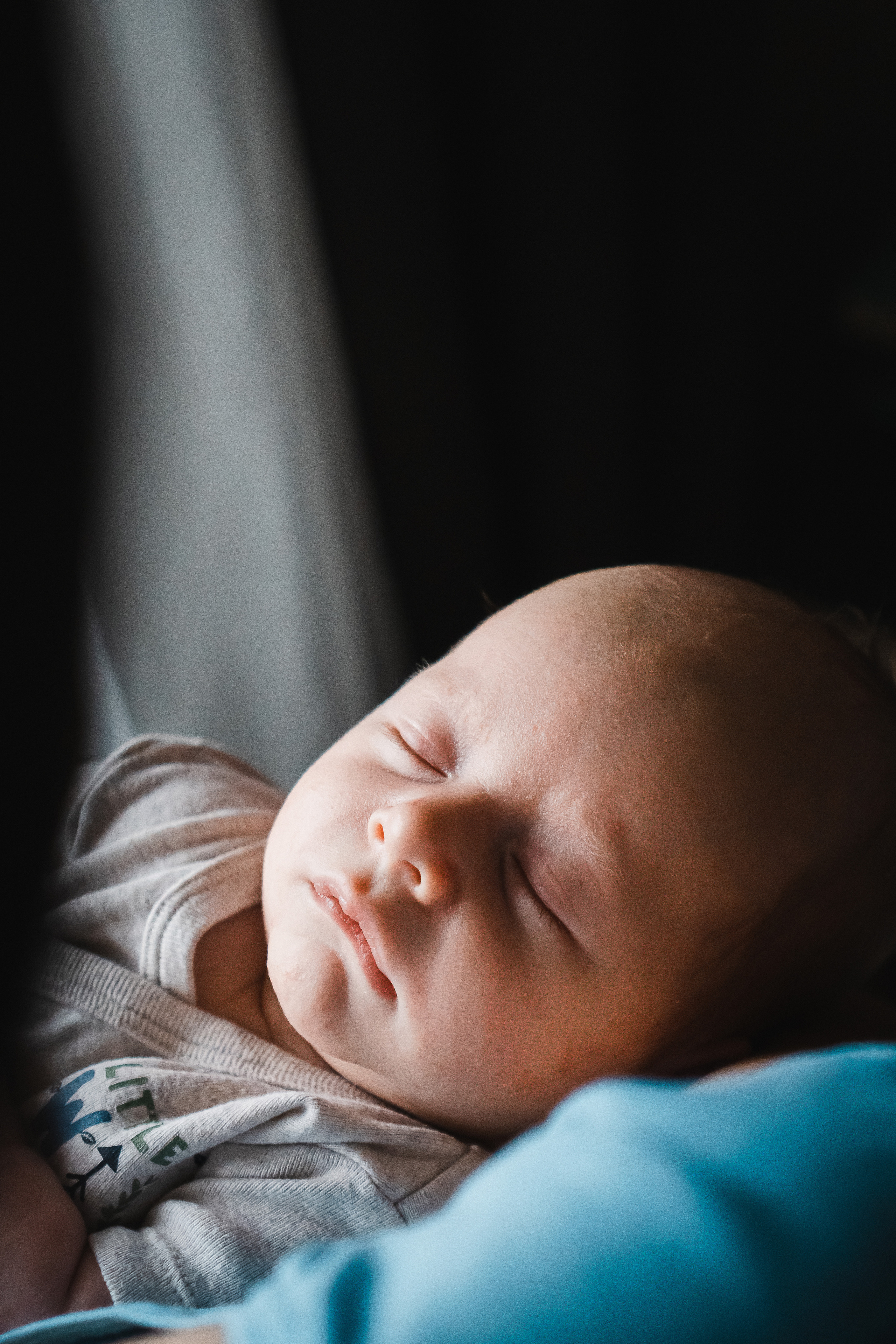 Мама держит на руках новорожденного сына