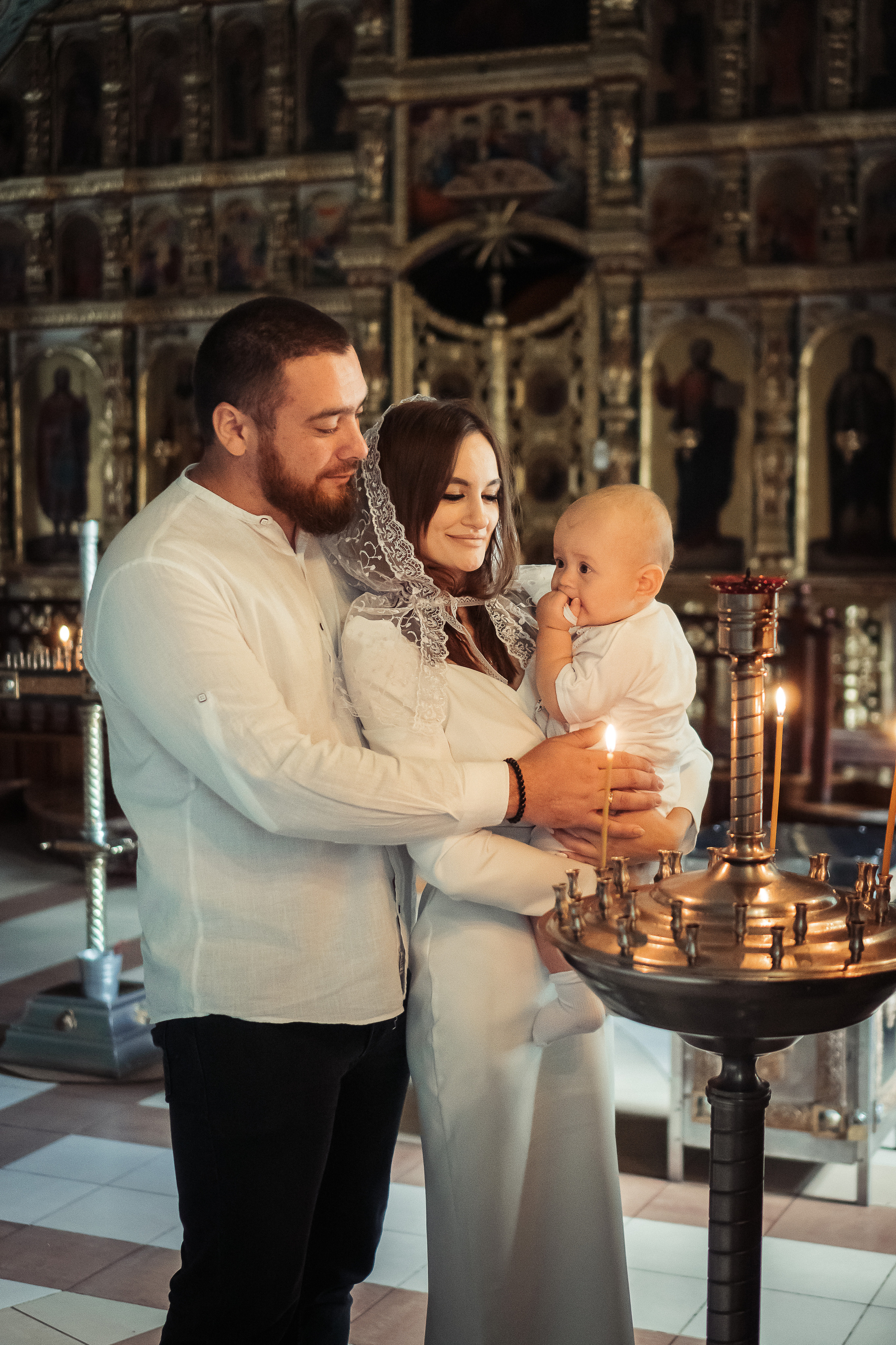 Красивый портрет семьи на крещении ребенка