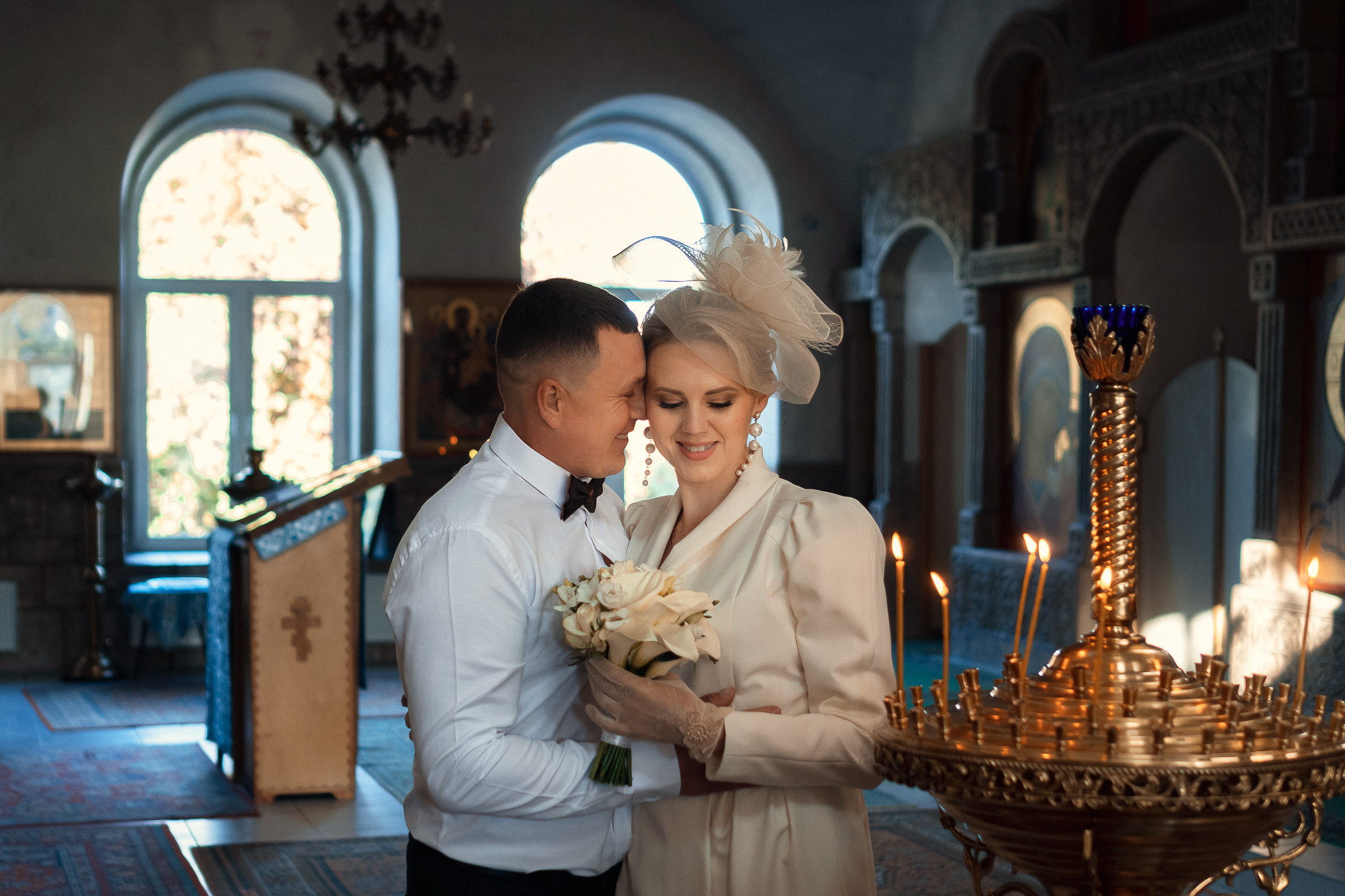 Венчальная пара в храме