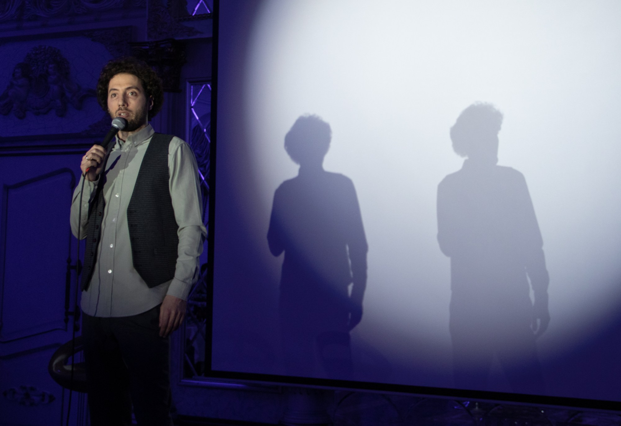 Выступление стендап-комика Дмитрий Романов. Репортажный, промышленный и маркетплейс-фотограф Дмитрий Чернат
