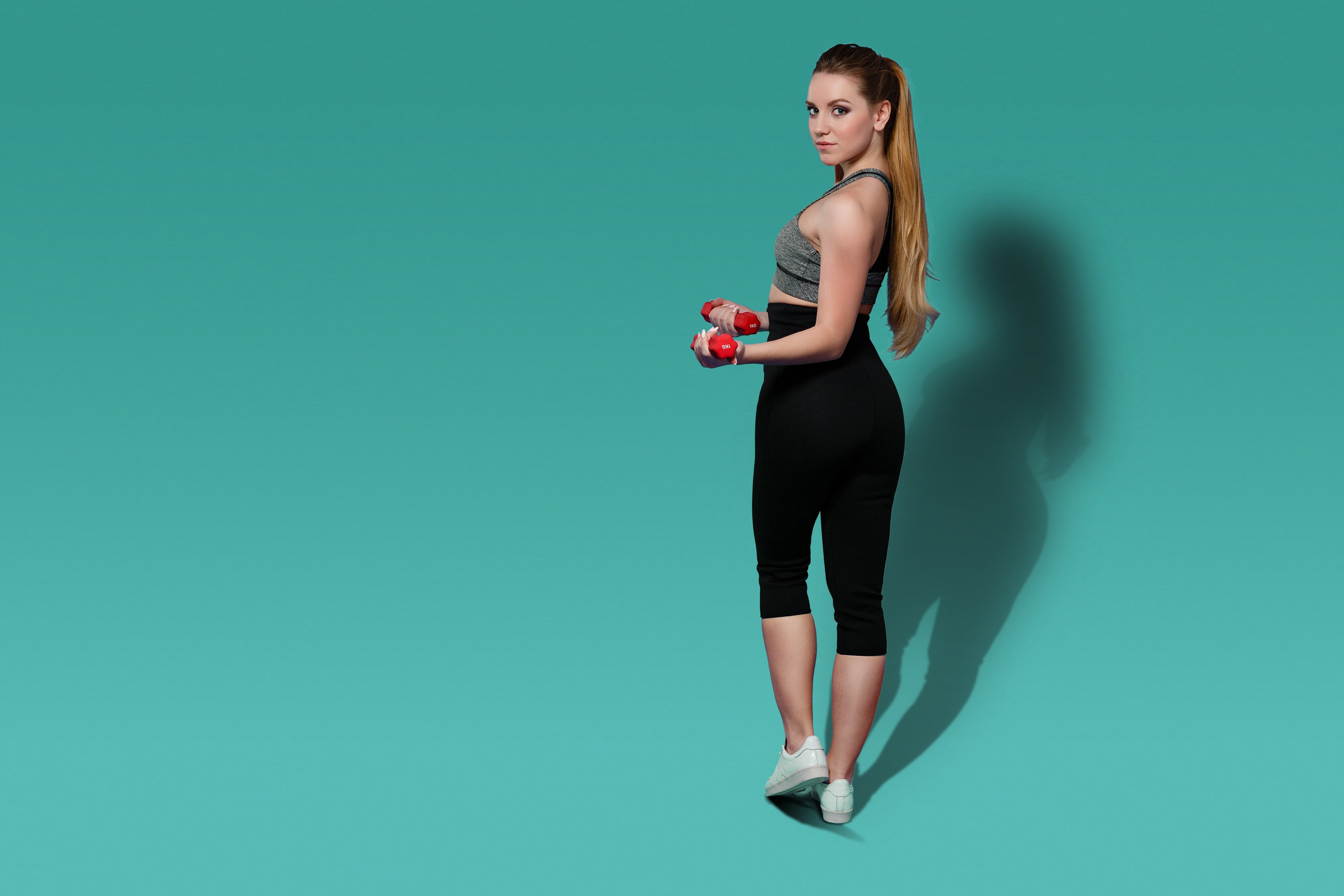 Рекламная фотосъёмка спортивных товаров в Санкт-Петербурге. Ортопедия. Фитнесс. Спортивная фотосессия с девушкой для рекламы. Фотограф для маркетплейсов. Фотосъёмка одежды и аксессуаров.