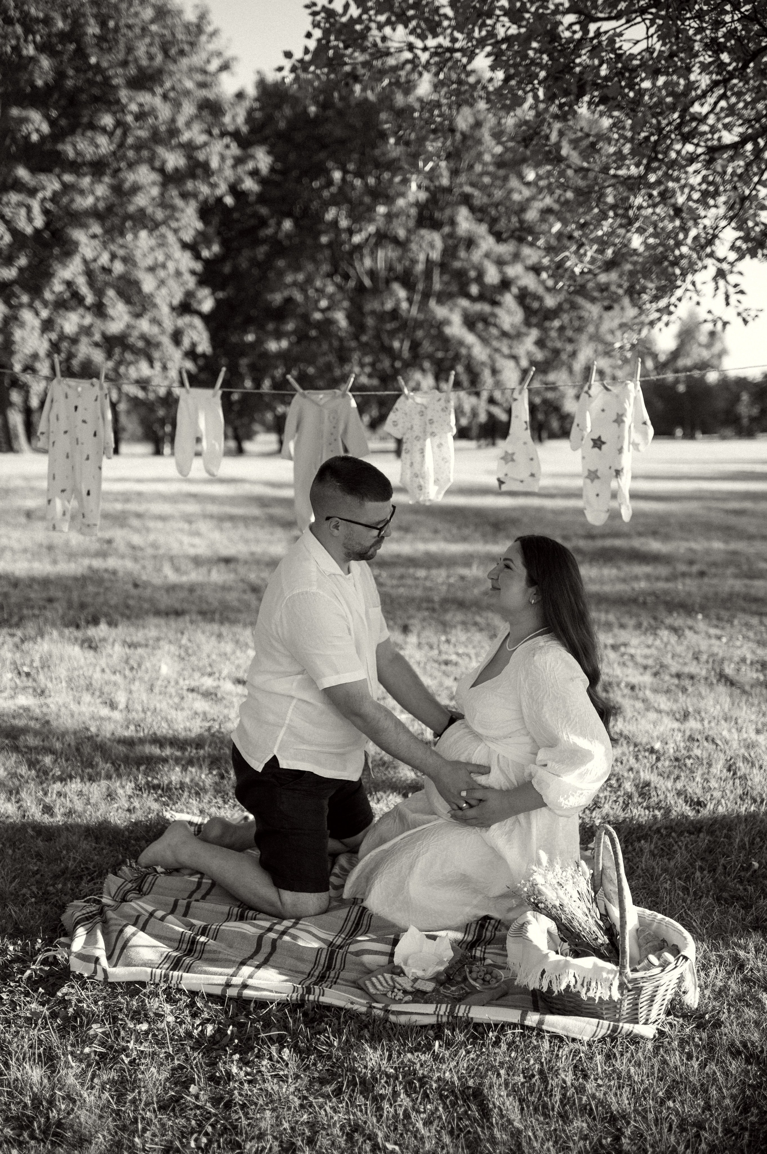 Фотосессия беременности на природе в парке Москвы. Семейная фотосессия Бутово Москва фотограф Алина Морщагина