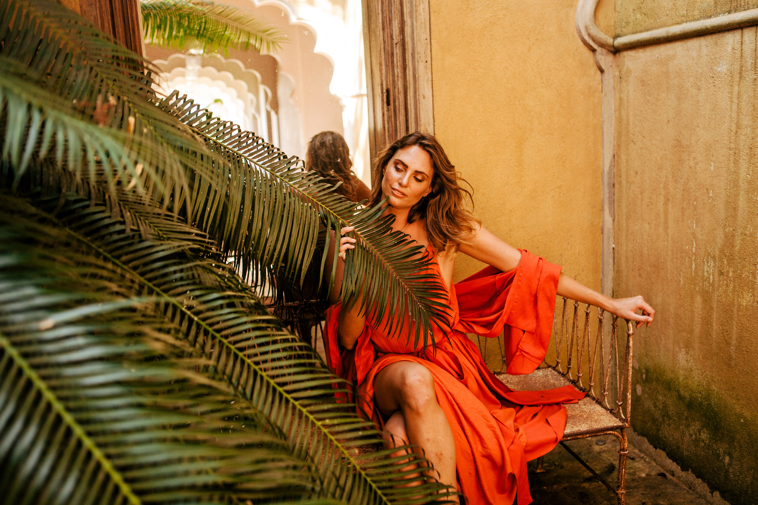 Девушка в красном платье в отеле Malabar Hill — Роскошная портретная съемка | Шри-Ланка. Фотограф на Шри-Ланке