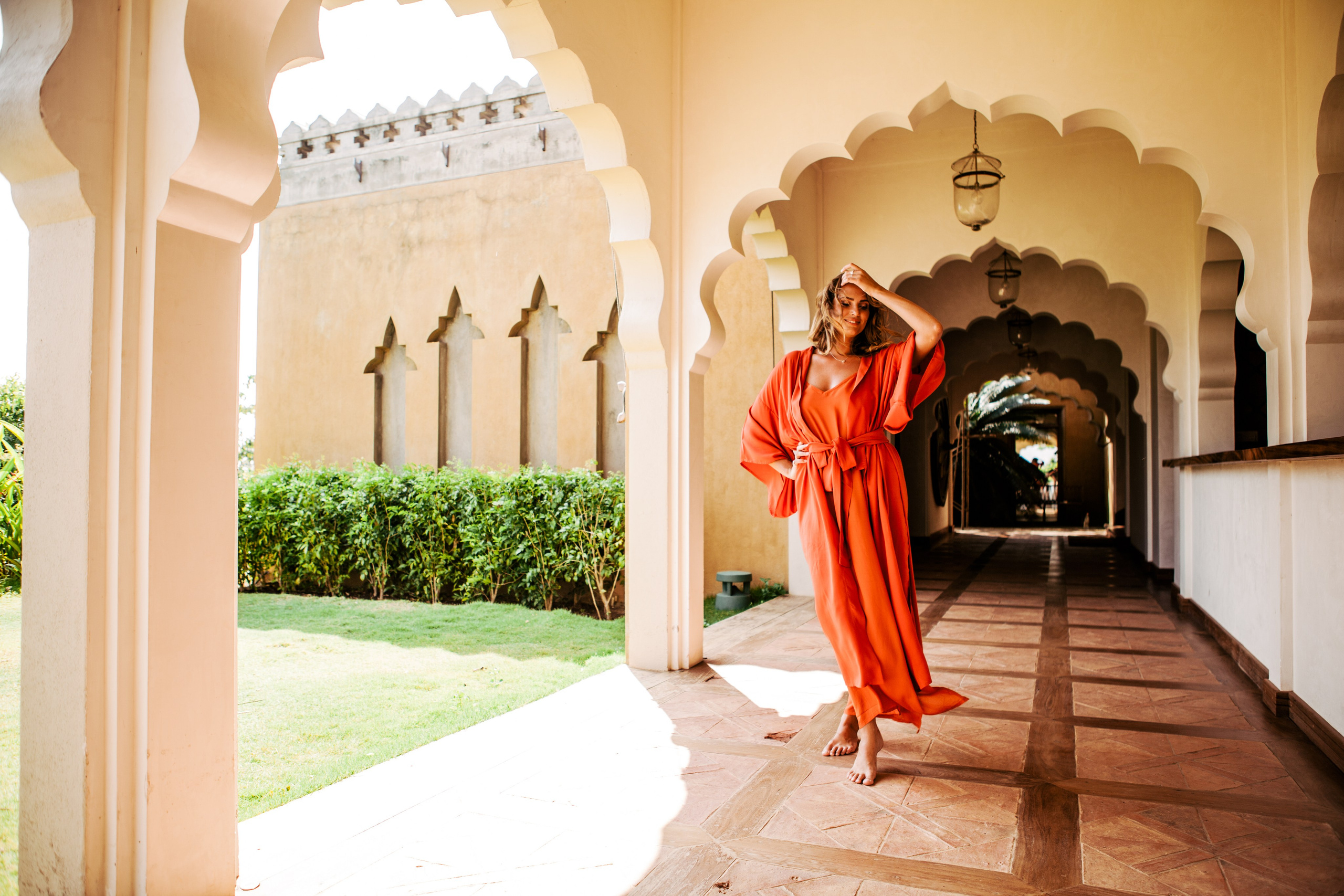 Девушка в красном платье в отеле Malabar Hill — Роскошная портретная съемка | Шри-Ланка. Фотограф на Шри-Ланке