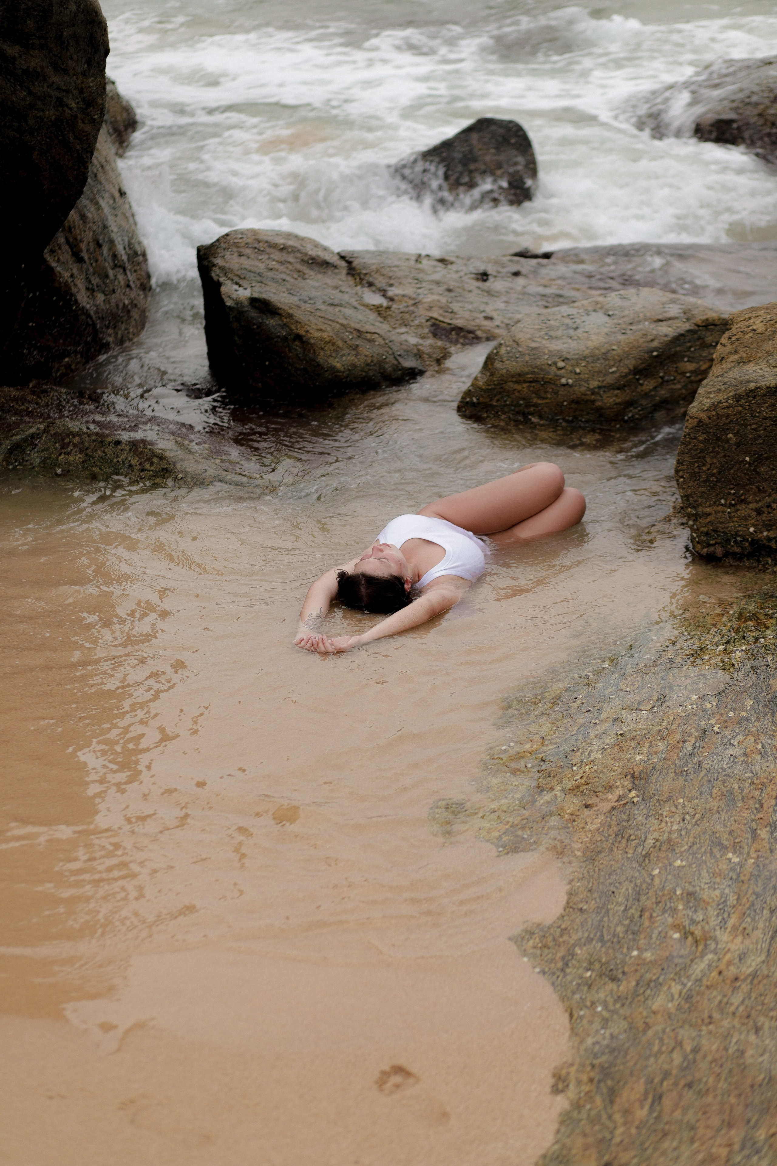 Фотосессия в Хиккадуве: романтичные кадры среди камней и волн. Фотограф на Шри-Ланке