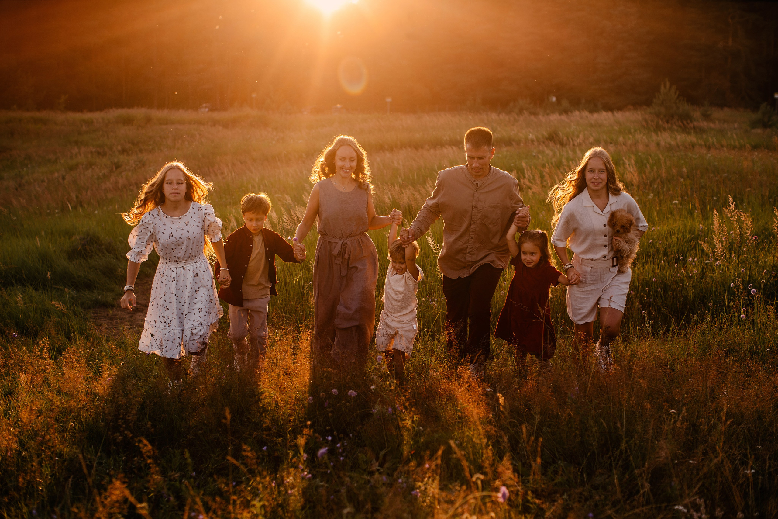 Фотосессия большой семьи в поле