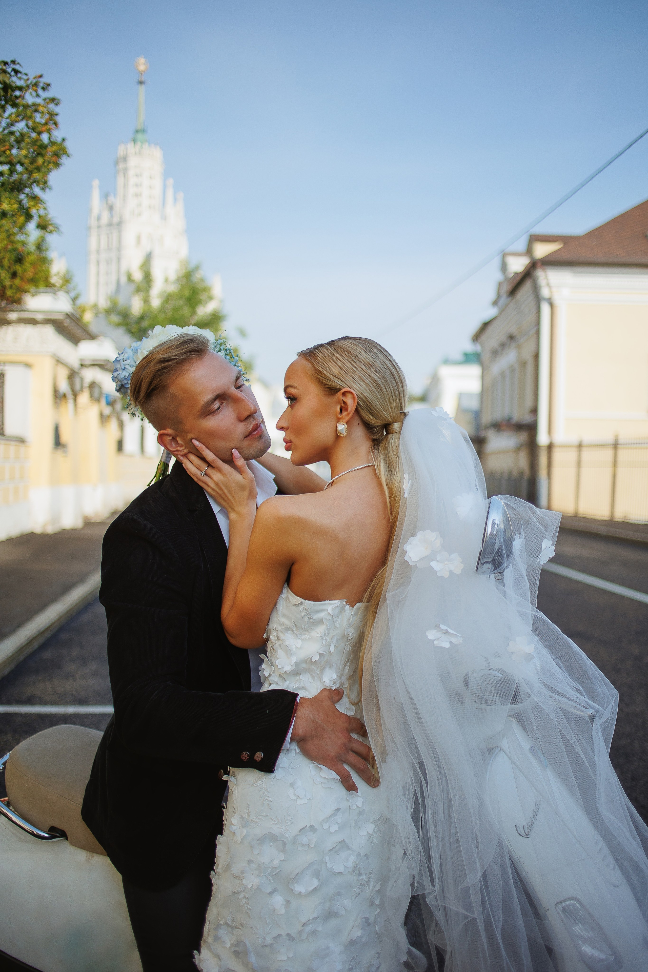 На мопеде Даша и Леша. Марковкина КрисТина