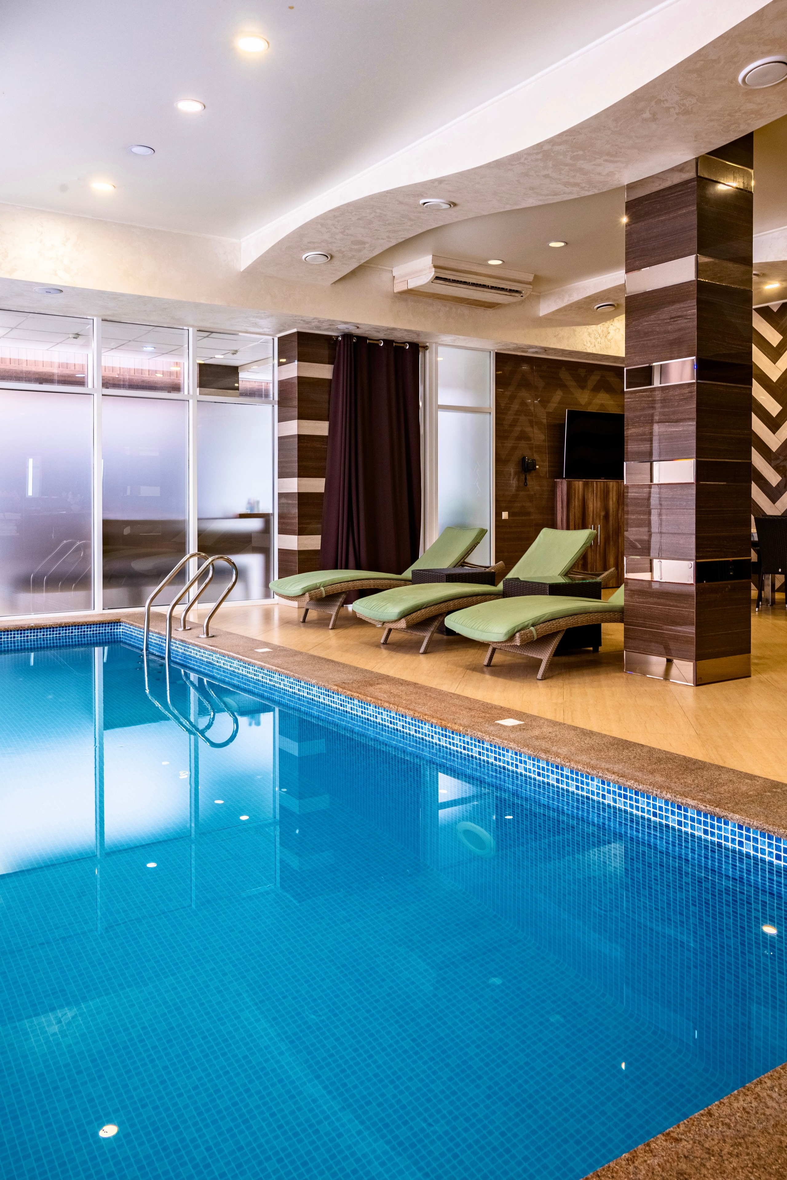 Интерьер. Отель бассейн и ресторан. Предметный фотограф, фото для маркетплейсов Пятигорск, КМВ