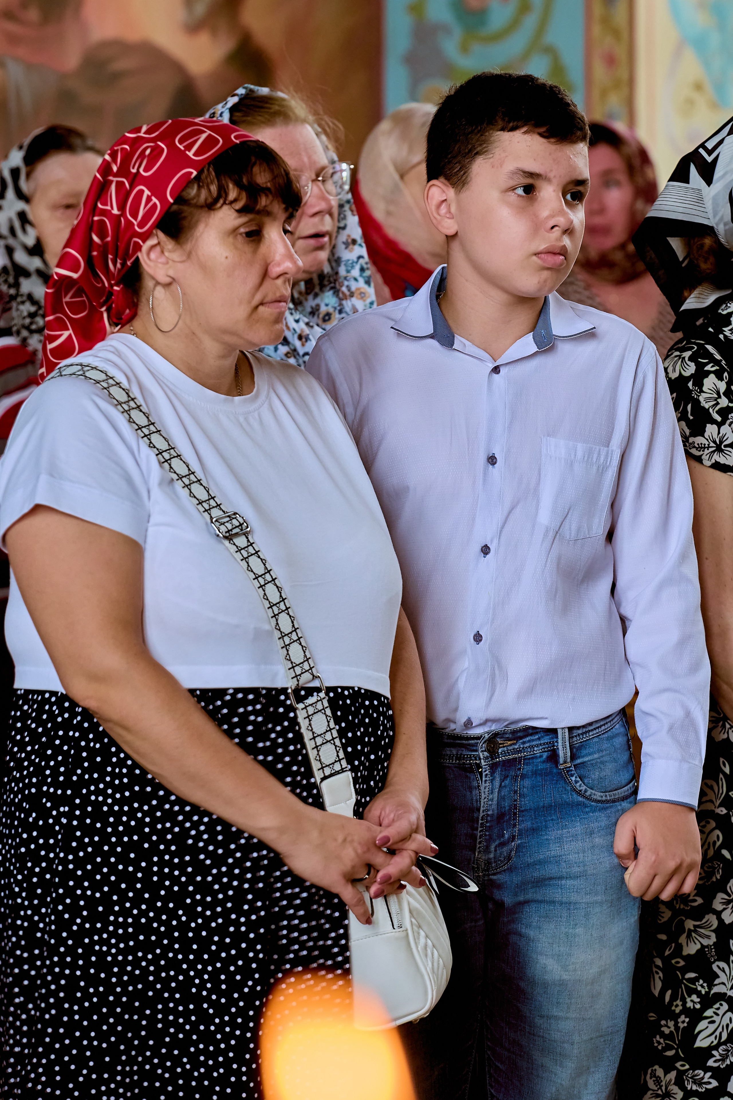 Портрет бабушки и внук в храме преподобного серафима Саровского г. Дзержинск фото Николая Голованова