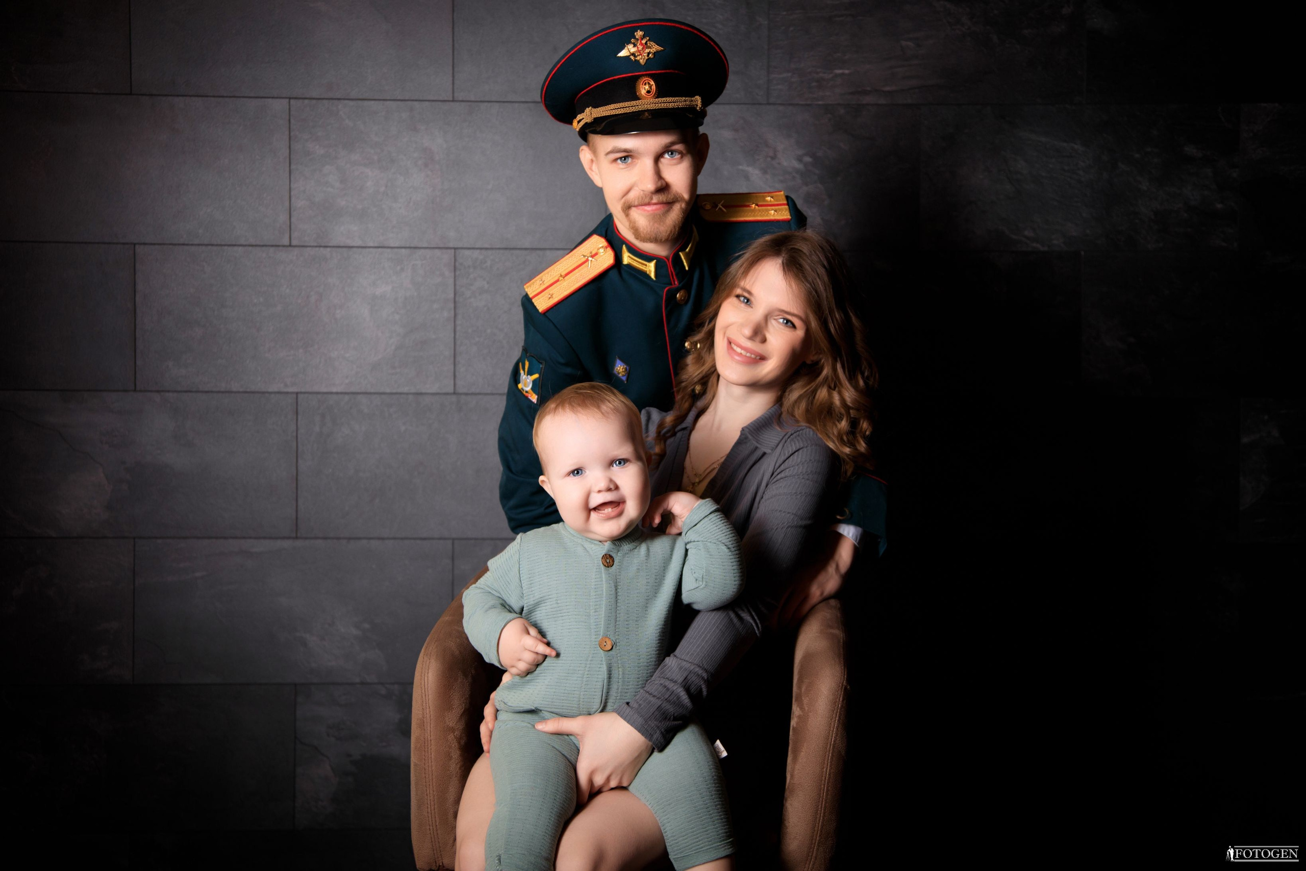 Семейная фотосессия: мама, папа и малыш | Портфолио Fotogen. Интерьерная фотостудия FOTOGEN г. Краснодар