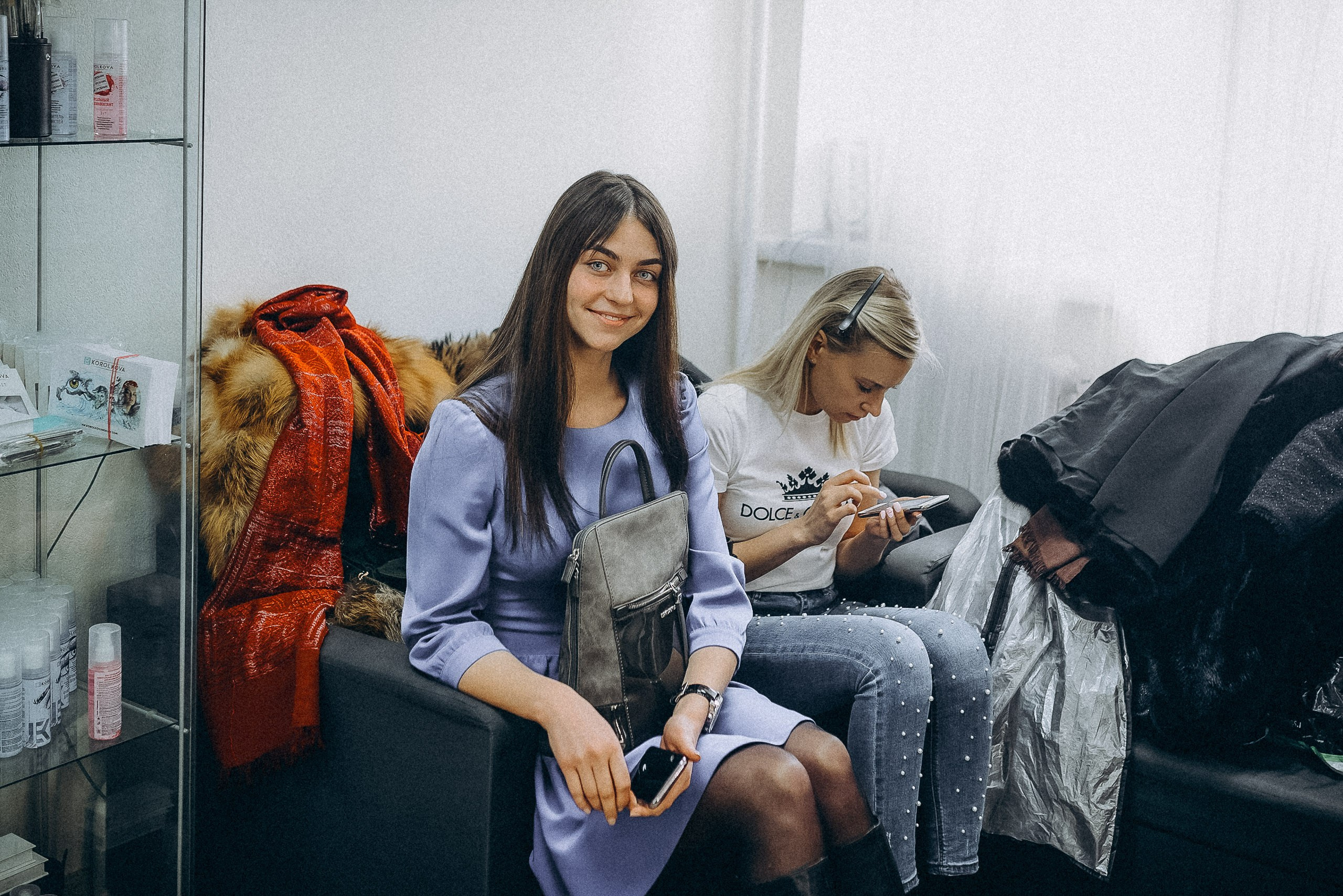 Закулисье проекта: конкурсантки в ожидании своей очереди у мастеров по волосам.