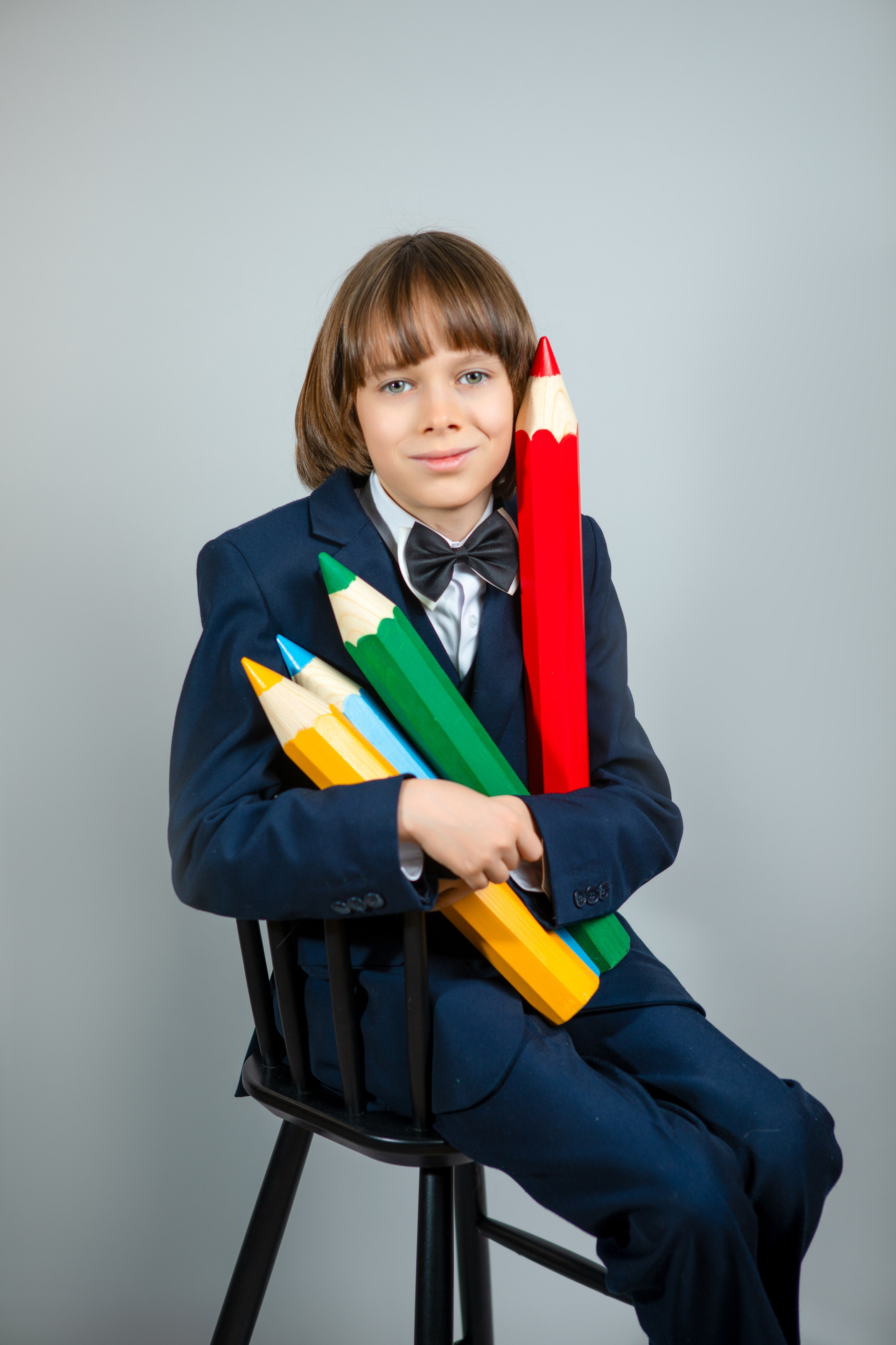 С карандашами. Школьный фотограф и фотограф в детском саду