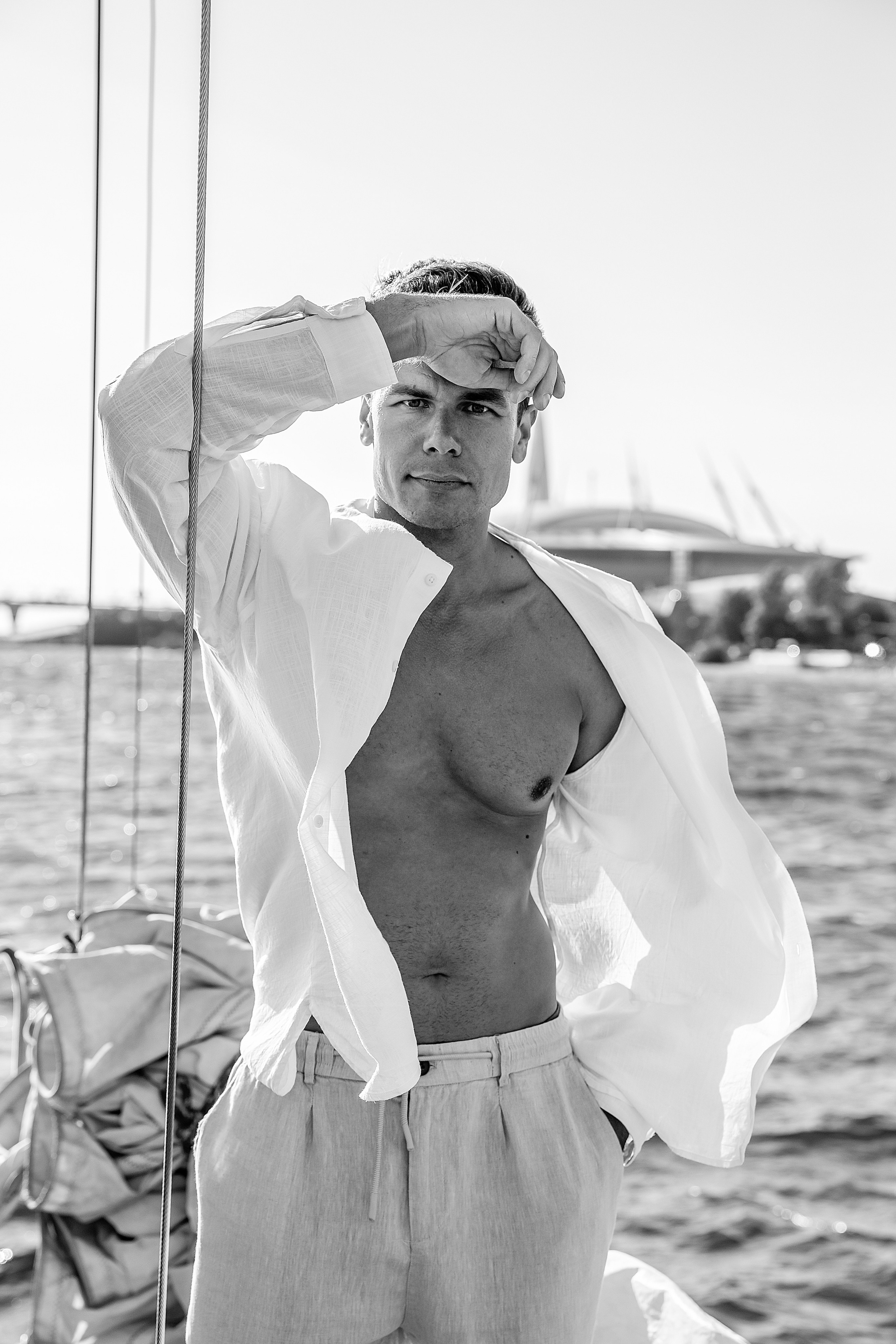 Мужчина модель в белой рубашке на яхте