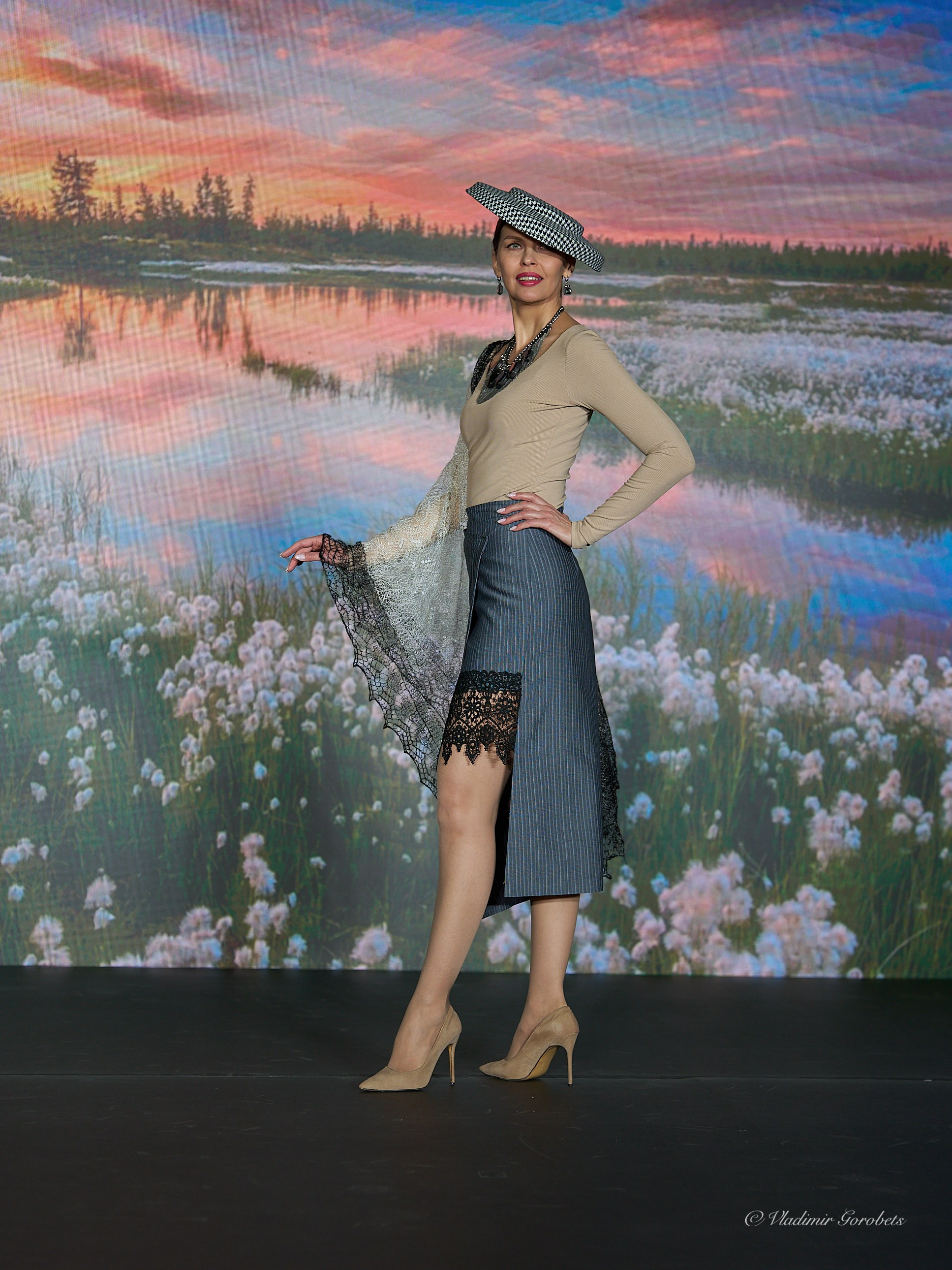 Показ на выставке «Жар-птица», 2025. Коллекционер и искусствовед Олеся Ястребова