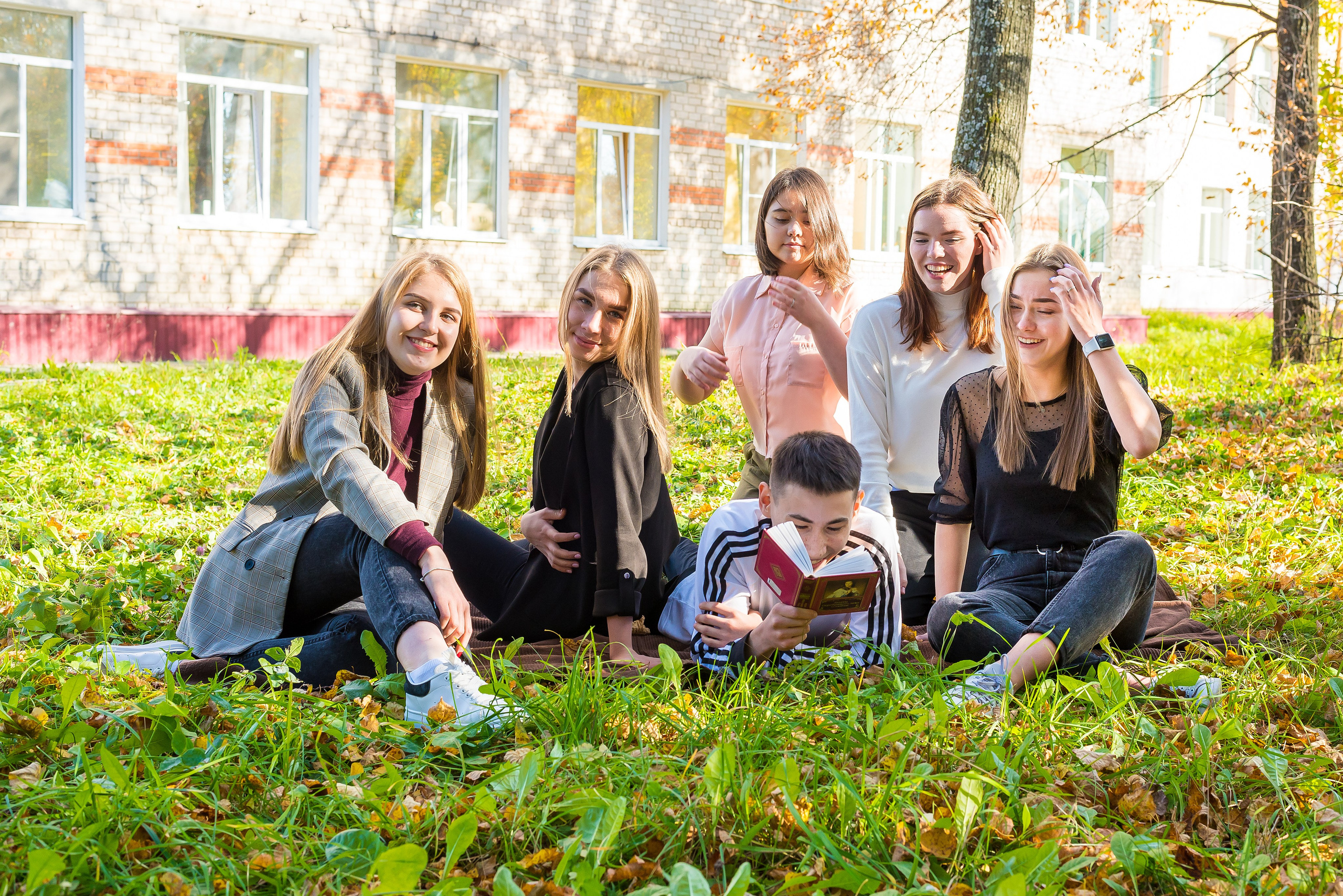 В школьном дворе, парке. Детский фотограф в Екатеринбурге и Берёзовском Евгений Кондаков