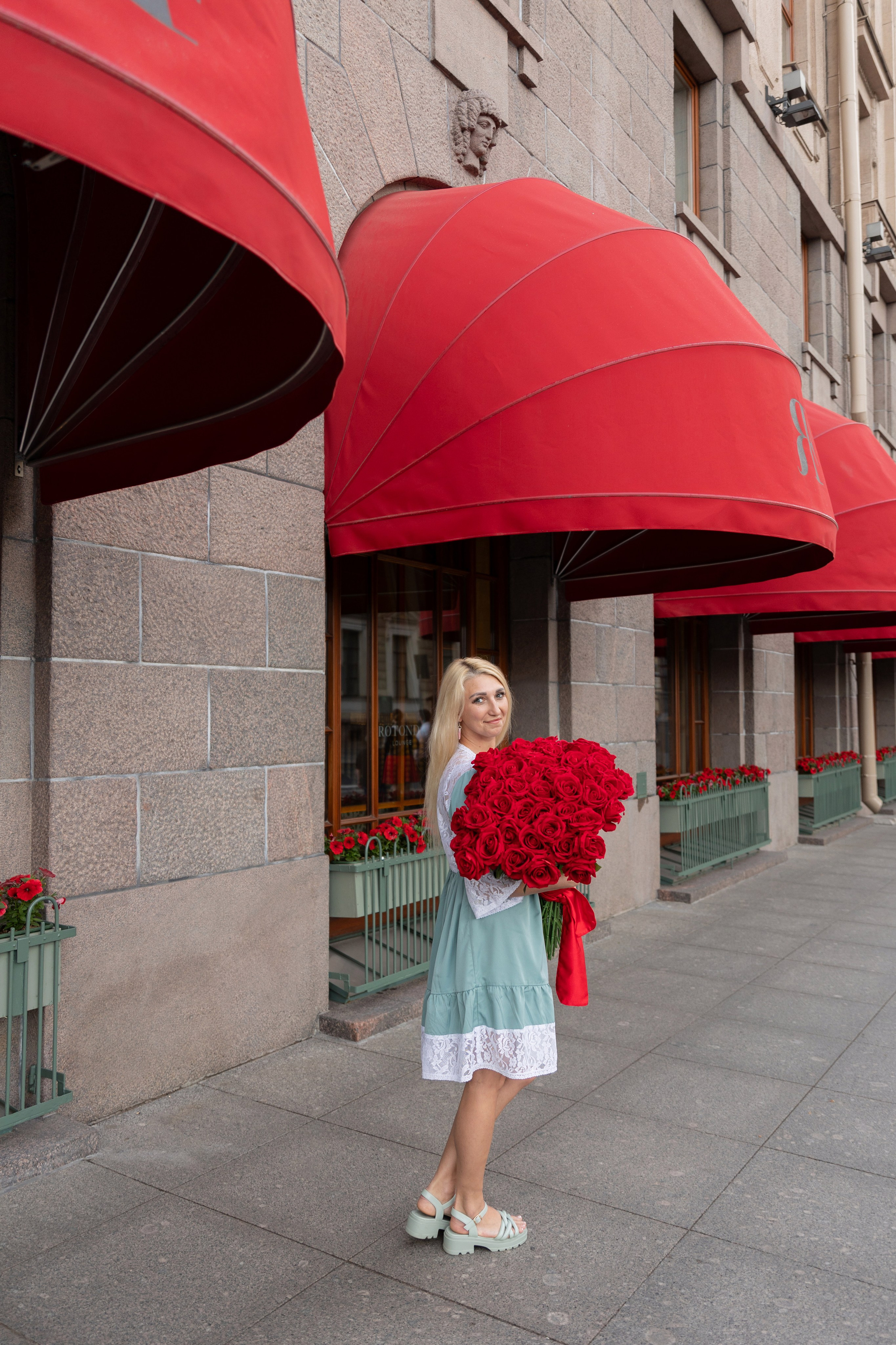 Фотопрогулка в центре с букетом красных роз. Семейный и свадебный фотограф в Санкт-Петербурге Татьяна Швыкова