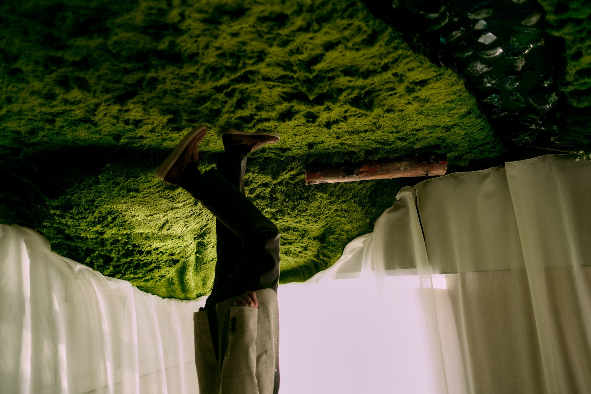 Сюрреалистичный кадр: мужские ноги на потолке с мхом. Фотосессия в студии Рояль Тюмень
