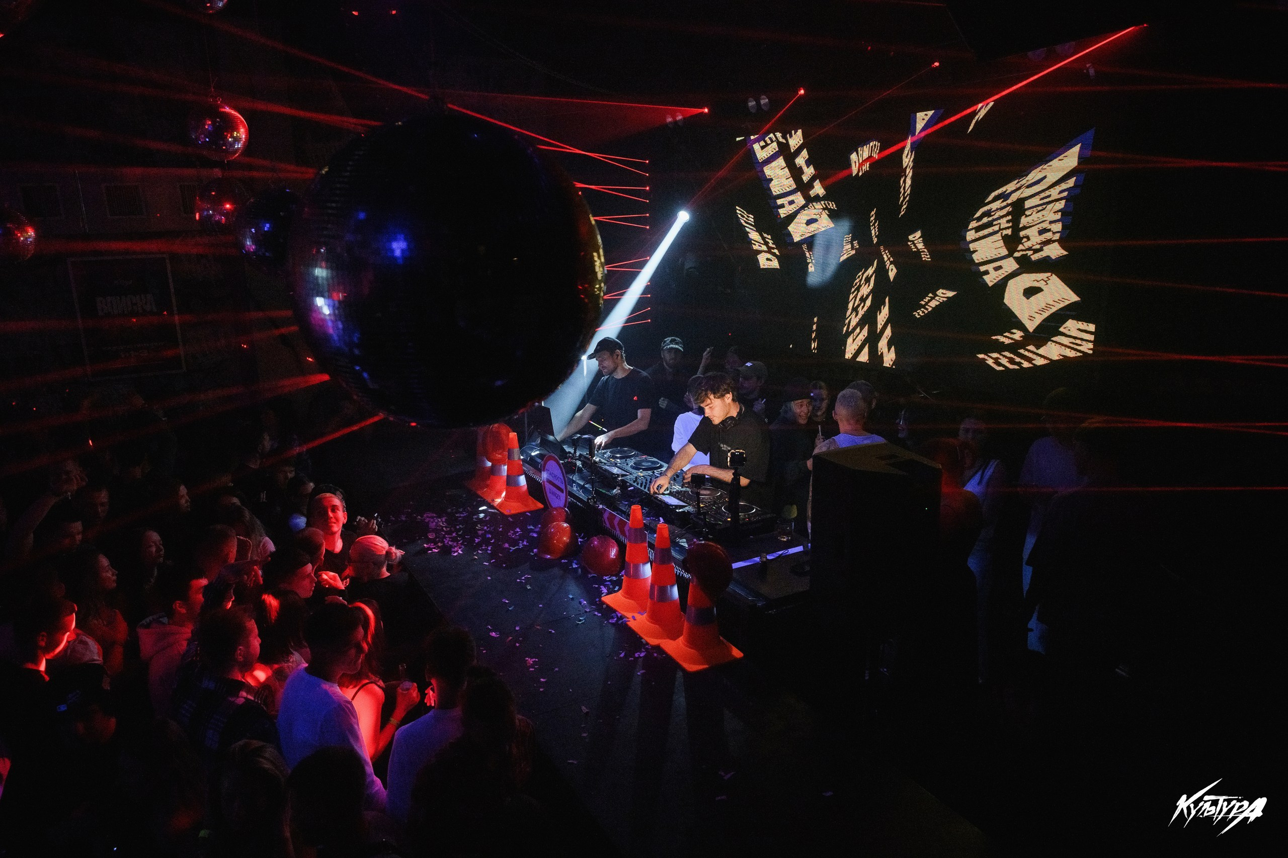 Фотограф концертов в Петропавловске-Камчатском. Профессиональная фотосъемка концертов и живых выступлений в Петропавловске-Камчатском. Концертная фотосъемка музыкантов и зрителей в Петропавловске-Камчатском. Яркие и эмоциональные фотографии с концертов в Петропавтовске-Камчатском. Услуги фотографа для концертов по доступной цене в Петропавловске-Камчатском.