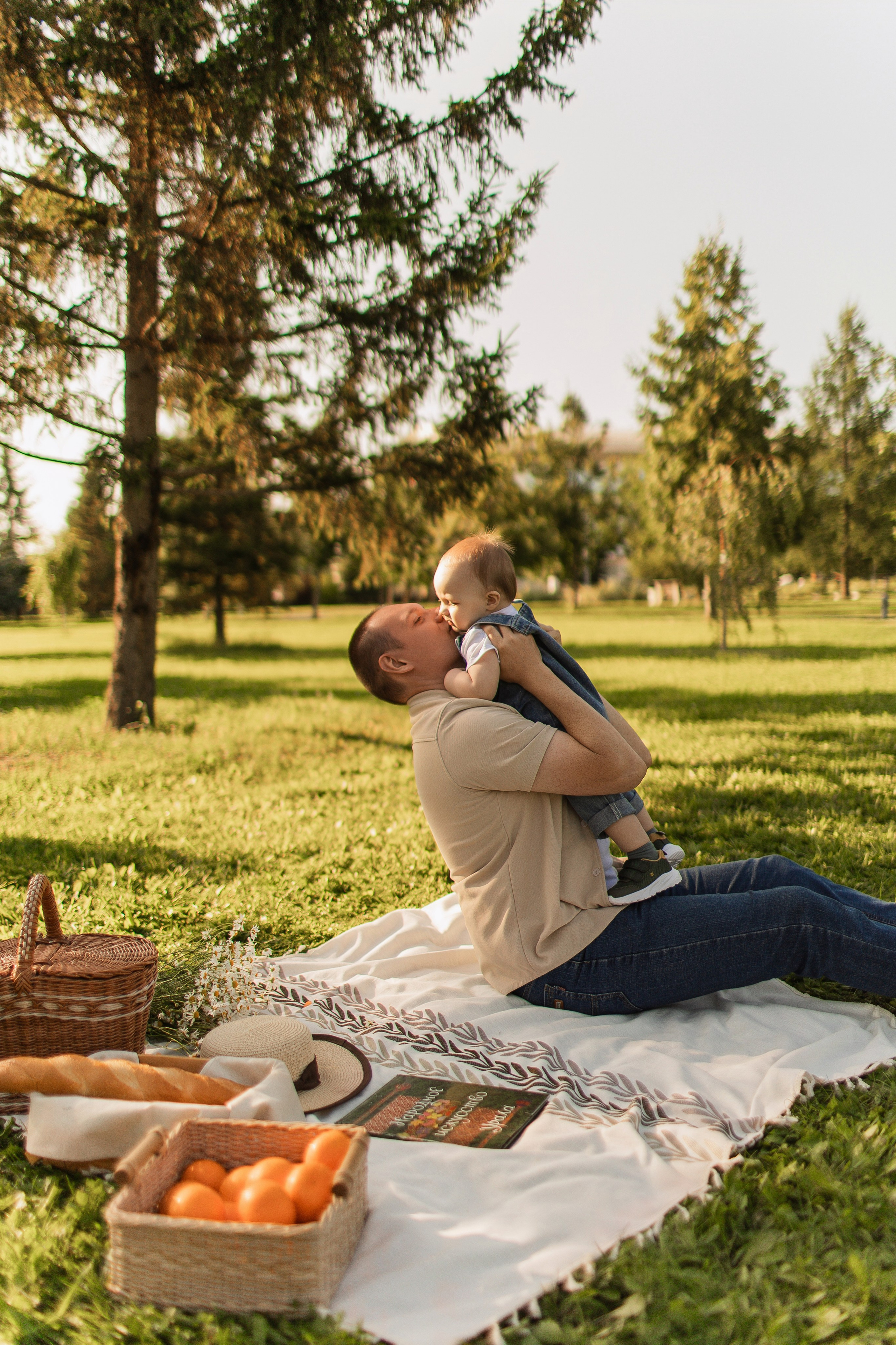 Летний день в парке. Семейная съемка — это красивый способ признаться своей семье в любви