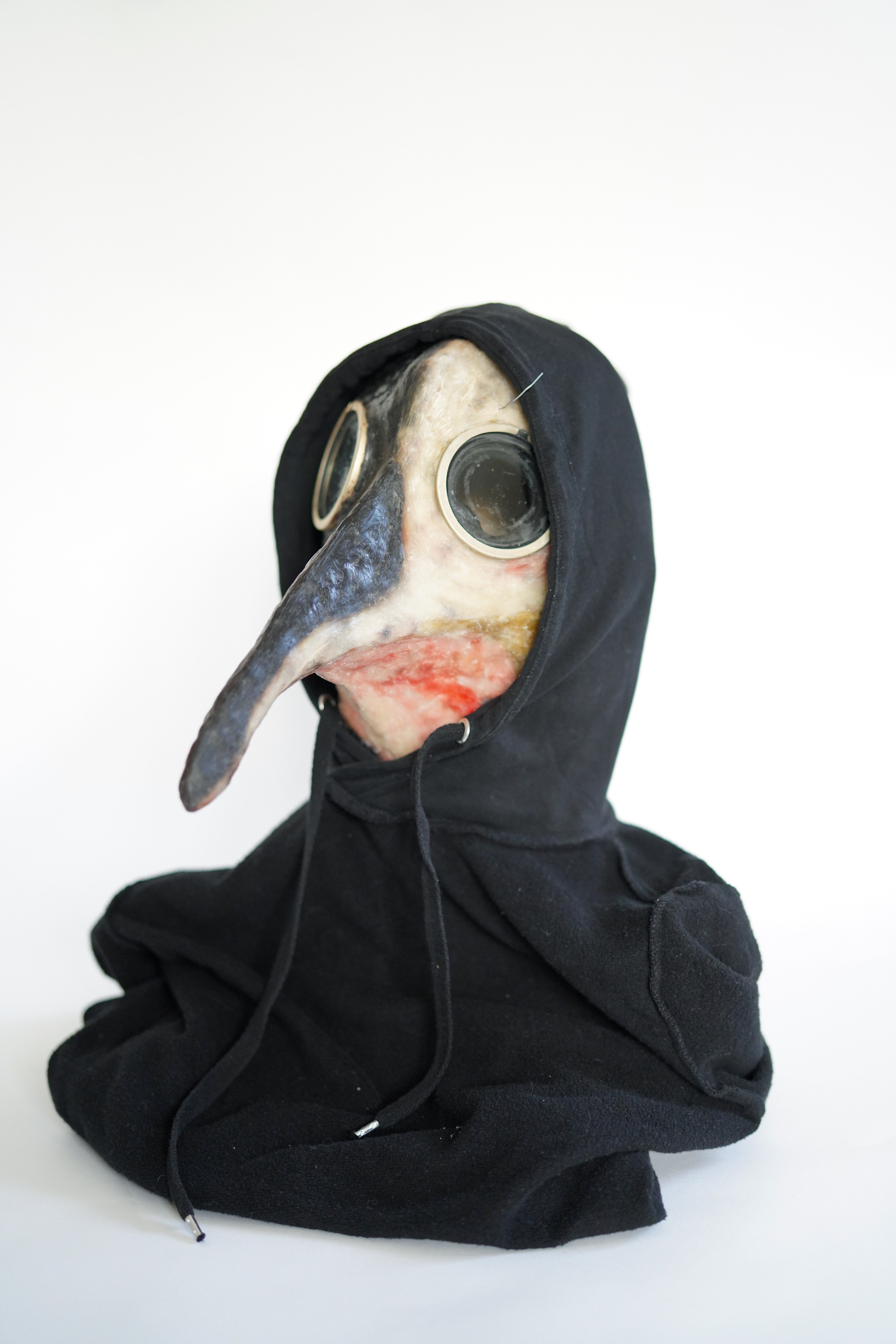 Чумной доктор. 2023. Скульптура. Пчелиный воск, хлопковая нить, бумага, детали противогаза, сталь, дерево, проволока, толстовка. 40смх48см