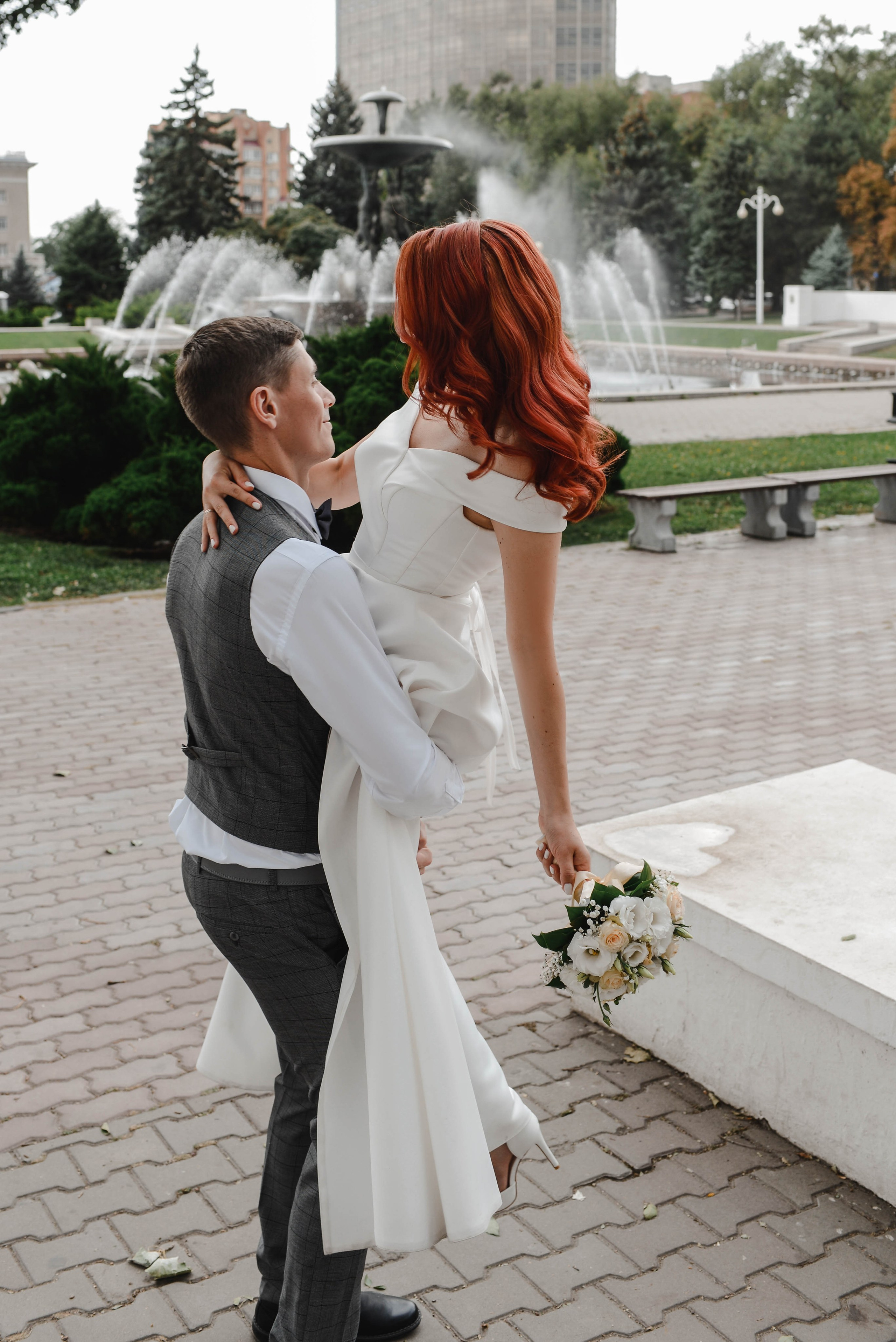 Свадебная прогулка по городу. Фотограф Ярута Оксана / Ростов-на-Дону