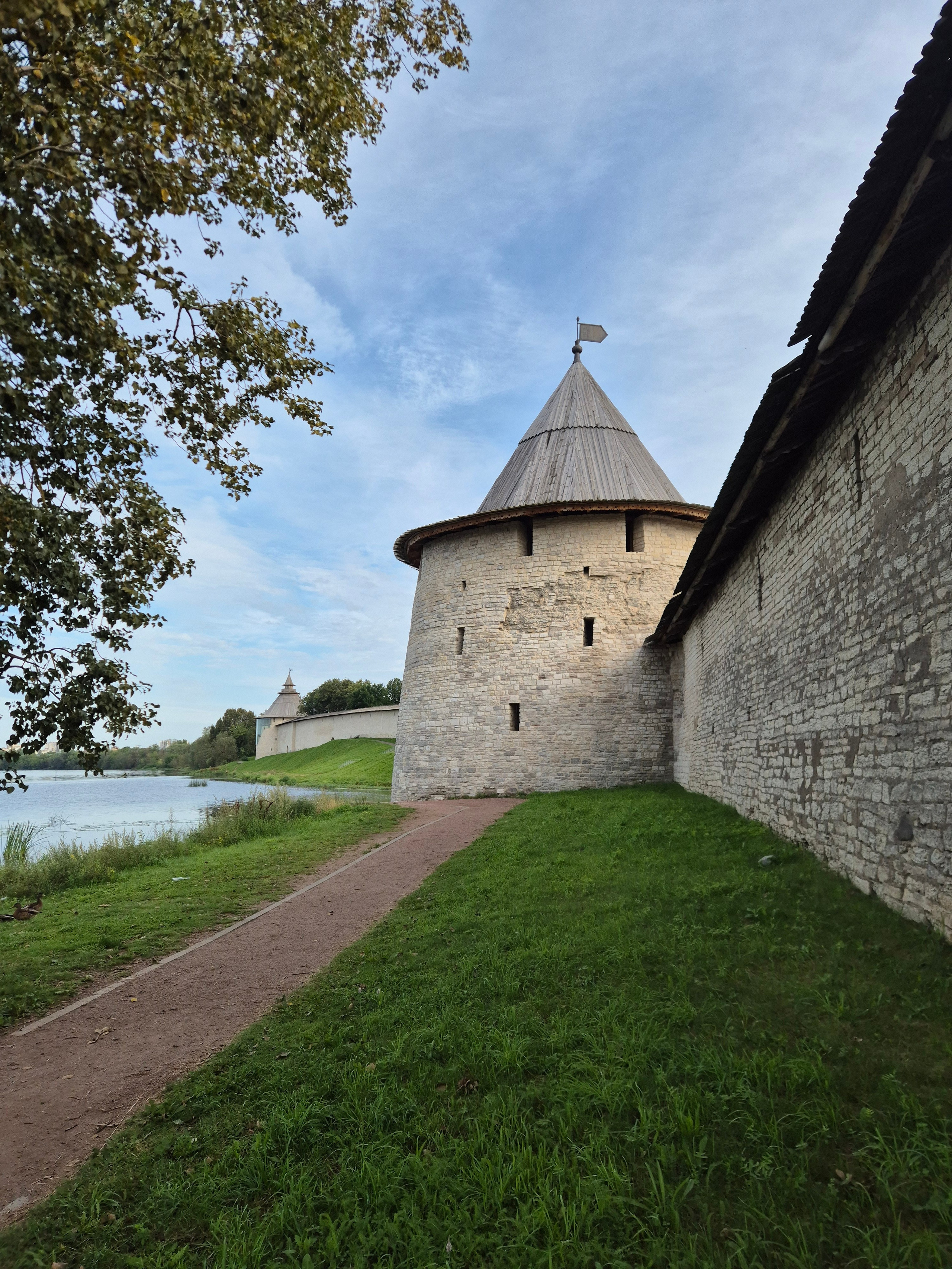 Стены Псковского Кремля. Кром строился, начиная с IX в. на высоком мысу при впадении реки Псковы в реку Великую 