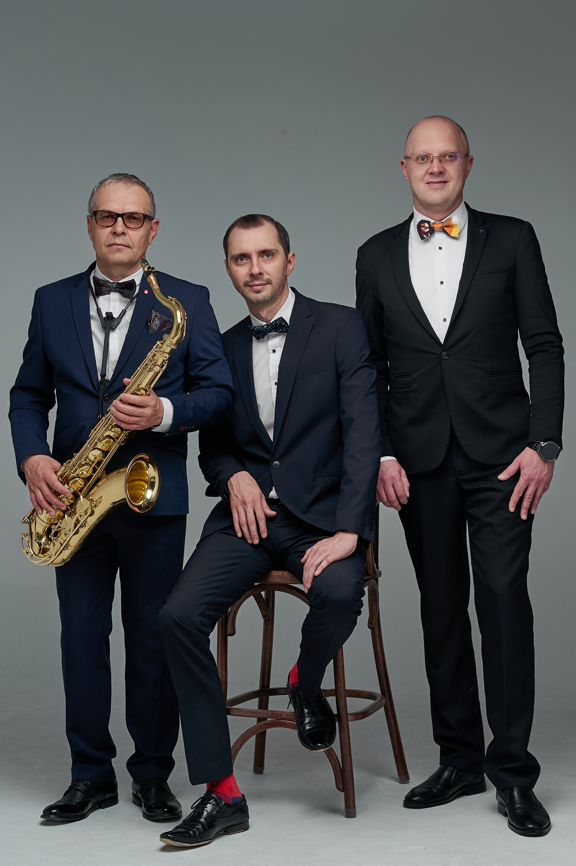 Фотоальбом "Музыканты для афиши" представляет собой коллекцию профессионально снятых фотографий музыкантов, которые могут быть использованы для создания афиши концерта или музыкального события