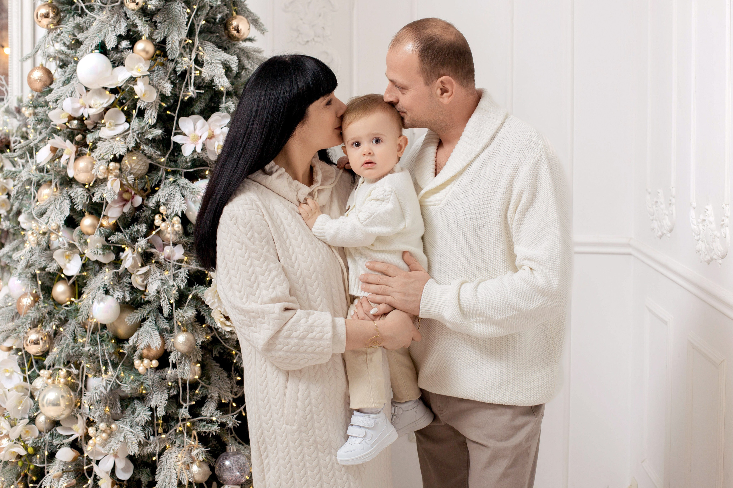 Новогодняя фотосессия в студии в городе Ростове-на-Дону для Александра, Лии и Артёма