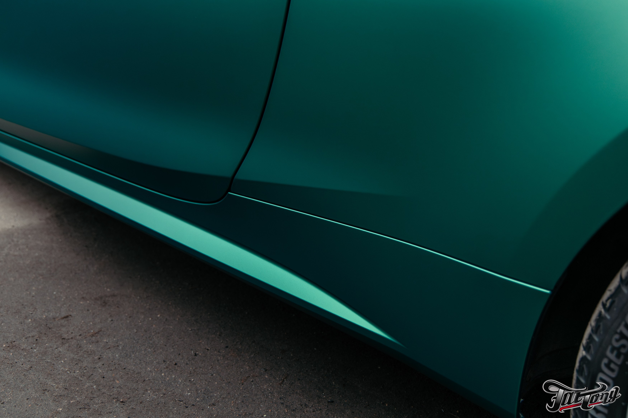 BMW 440i оклейка в цветной полиуретан Wematec matt green chrome с проемами. DeLorein