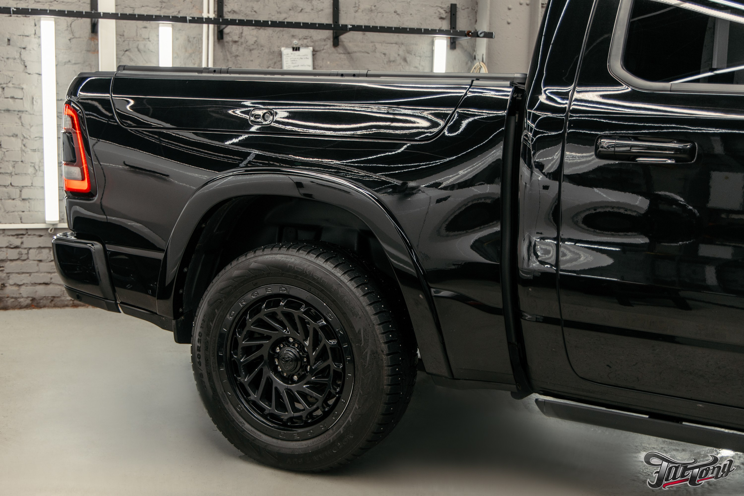 Ram 1500 ламинация карбоном, окрас шильдов, проушин, установка света в решетку. DeLorein