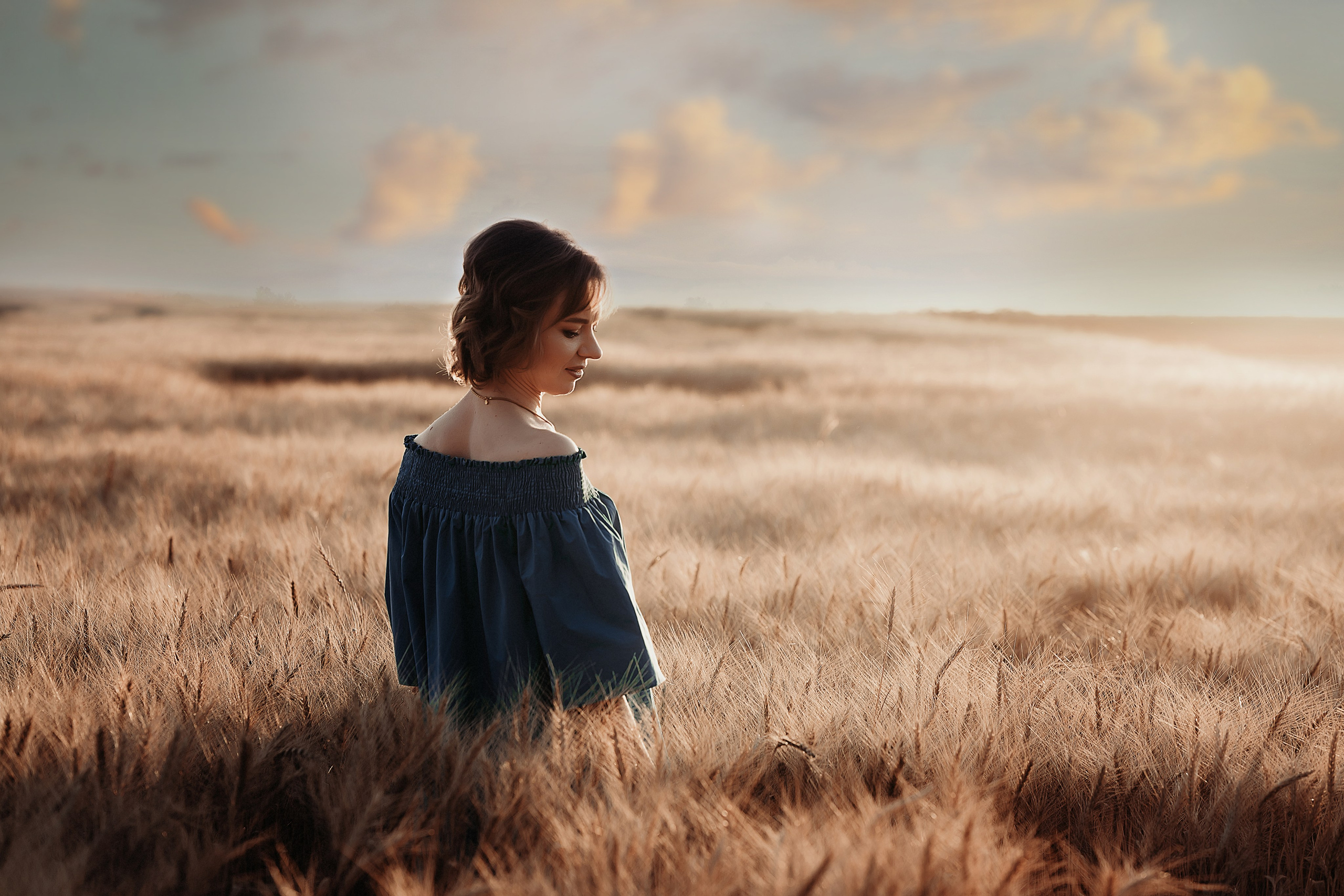 Аксана семейная в поле. Семейный фотограф, женский фототерапевт
