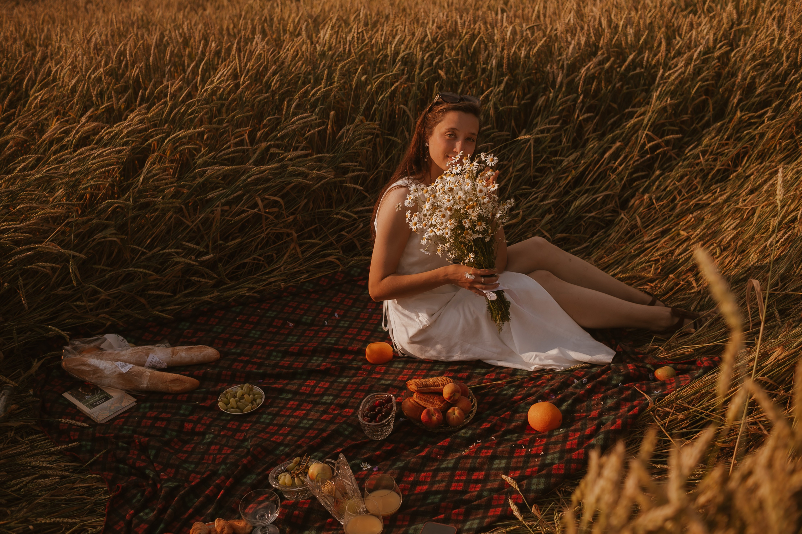 Фотосессия девушек подружек в поле. Свадебный и репортажный фотограф в Ярославле и Санкт-Петербурге Роман Микрюков