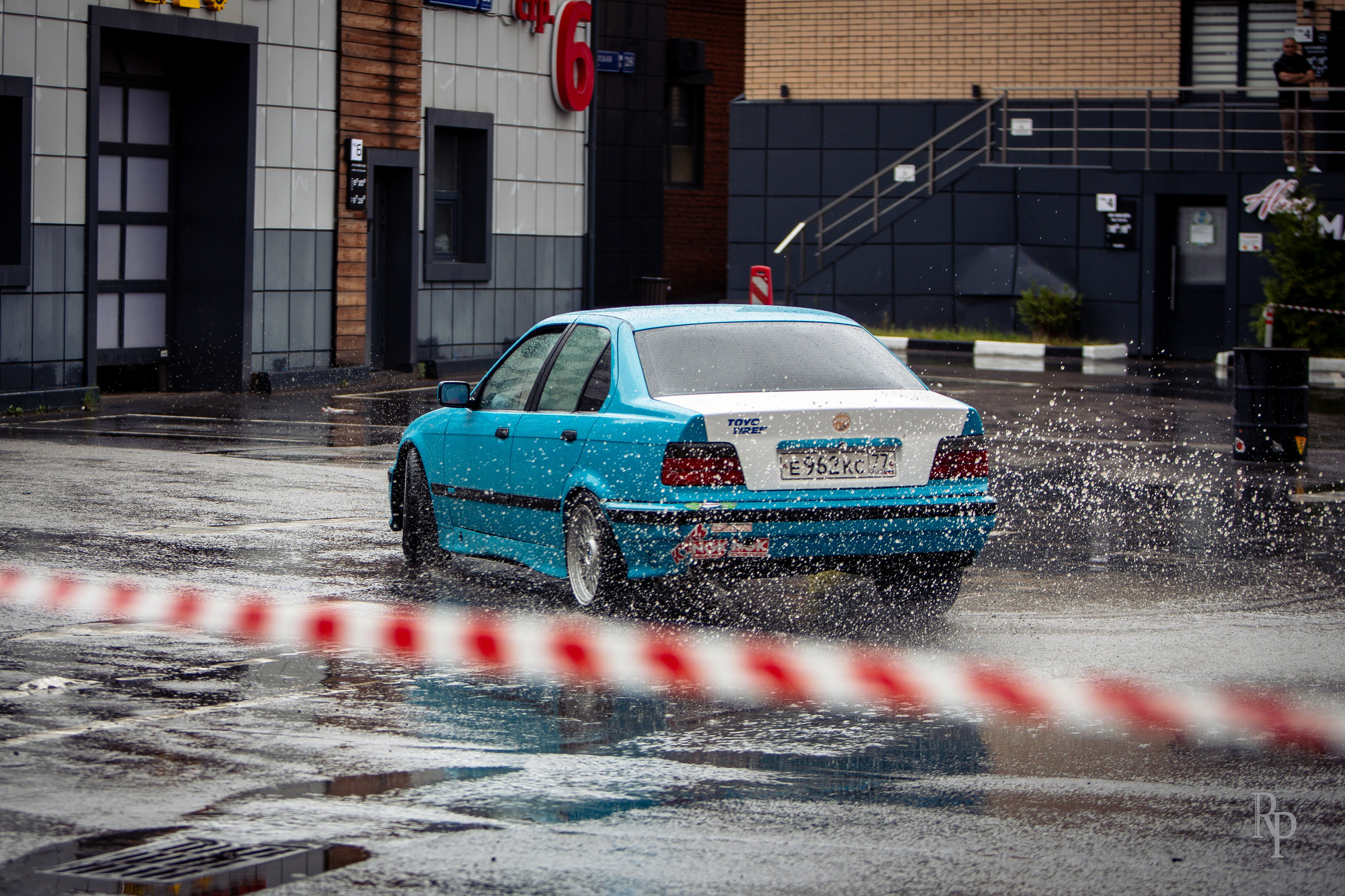 SHOWDOWN. Rusty Photographer