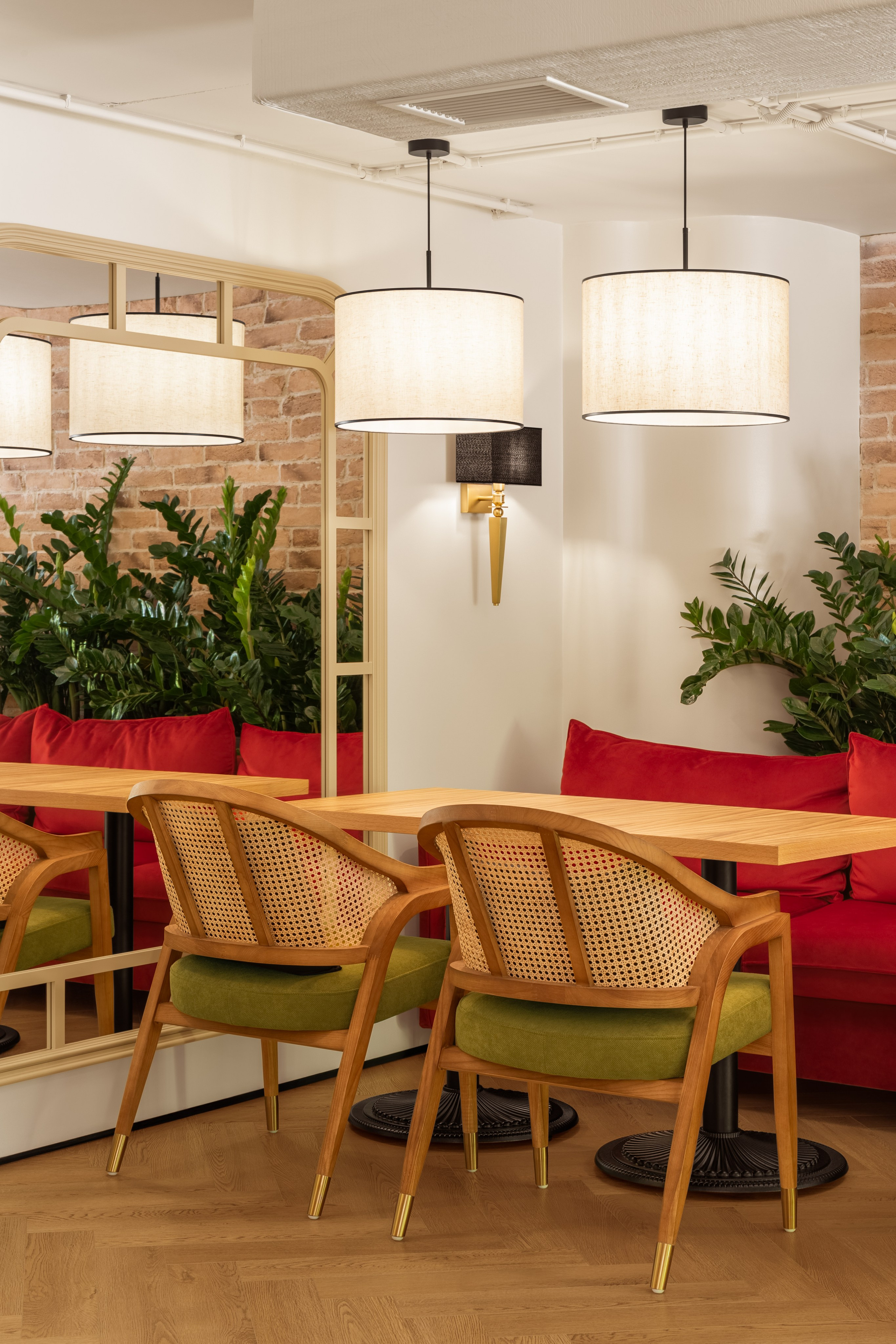 Интерьерная фотосъёмка дизайн проектов HoReCa. Роман Якунин — интерьерный фотограф в Алматы