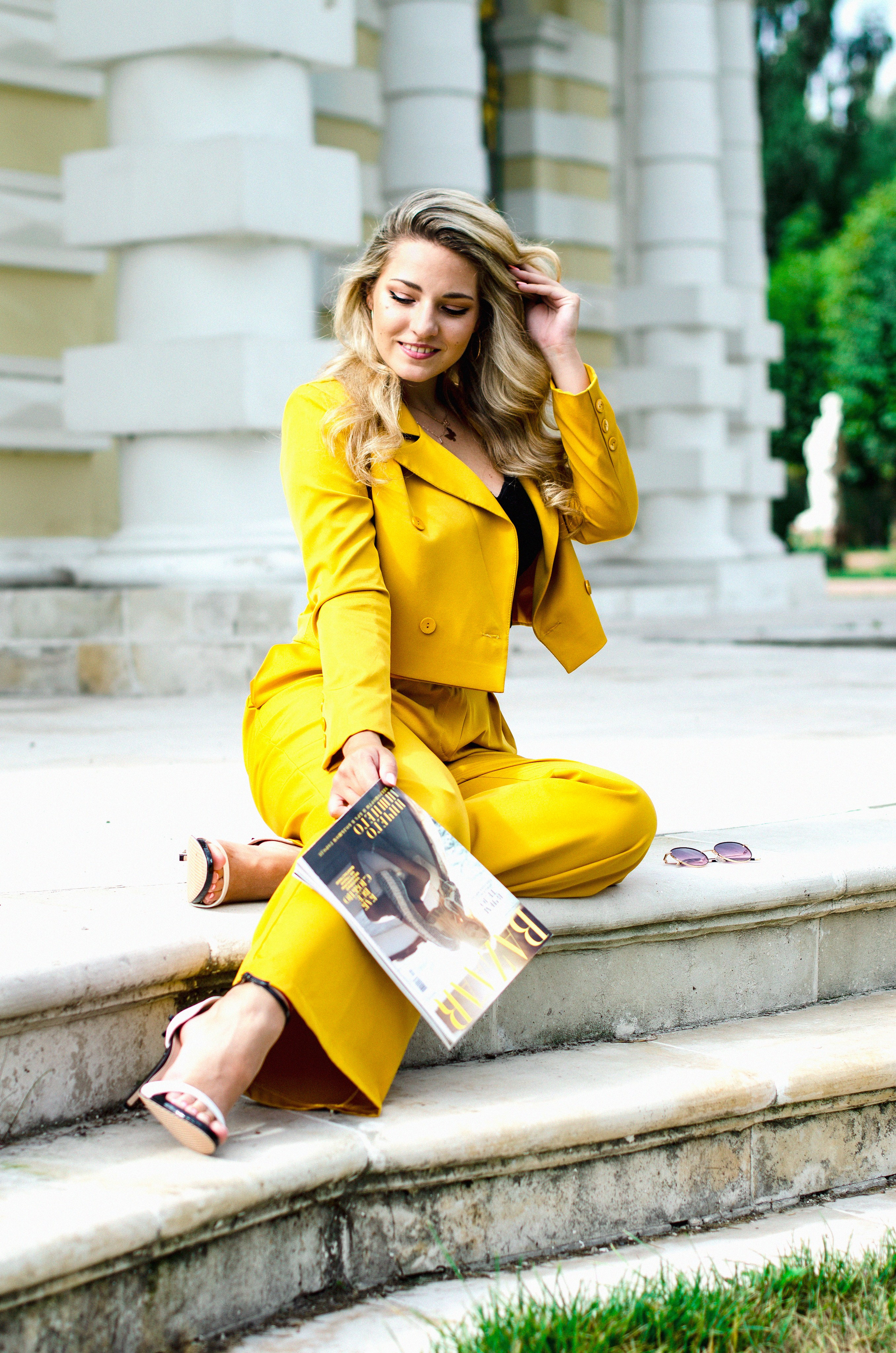 Lady in yellow. Family, portrait, content photo in Costa Rica Evgeniya Besprozvannykh