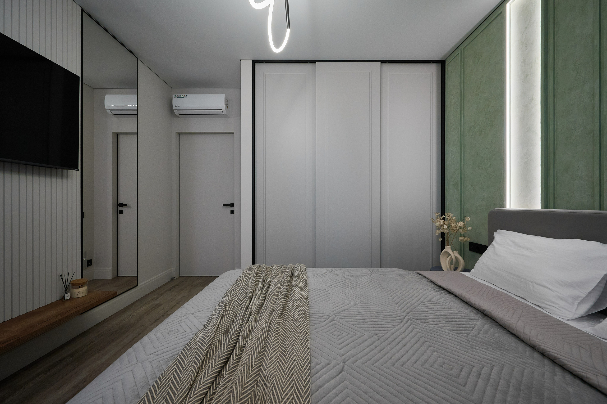 входная дверь белый шкаф телевизор